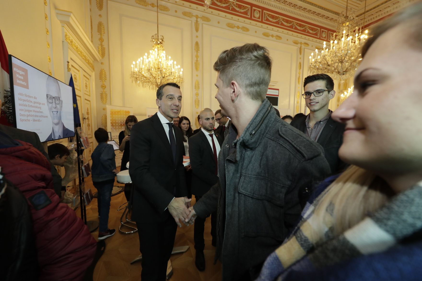Am 26. Oktober 2016 empfing Bundeskanzler Christian Kern im Rahmen des Nationalfeiertages Besucherinnen und Besucher im Bundeskanzleramt.