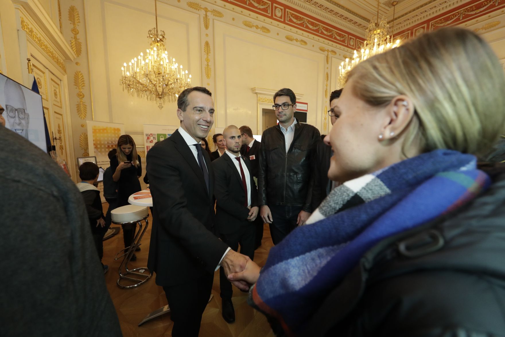 Am 26. Oktober 2016 empfing Bundeskanzler Christian Kern im Rahmen des Nationalfeiertages Besucherinnen und Besucher im Bundeskanzleramt.