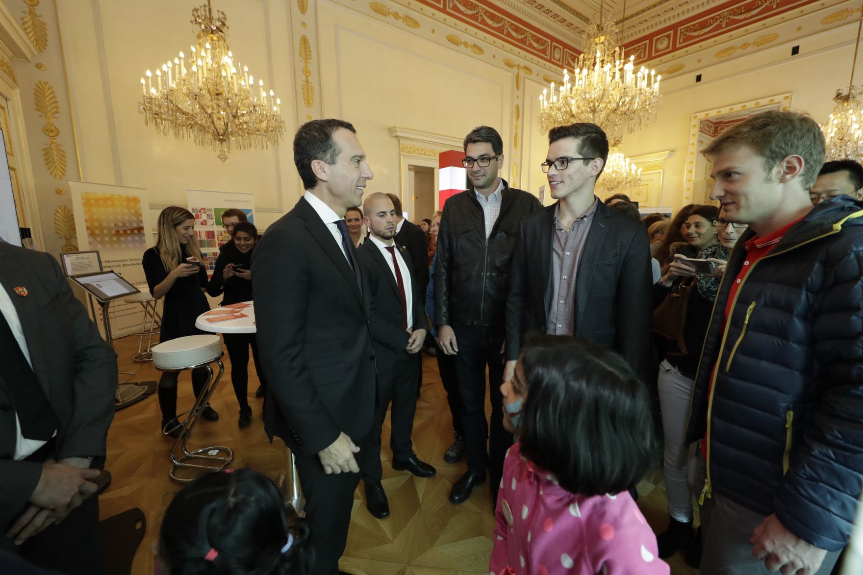 Am 26. Oktober 2016 empfing Bundeskanzler Christian Kern im Rahmen des Nationalfeiertages Besucherinnen und Besucher im Bundeskanzleramt.