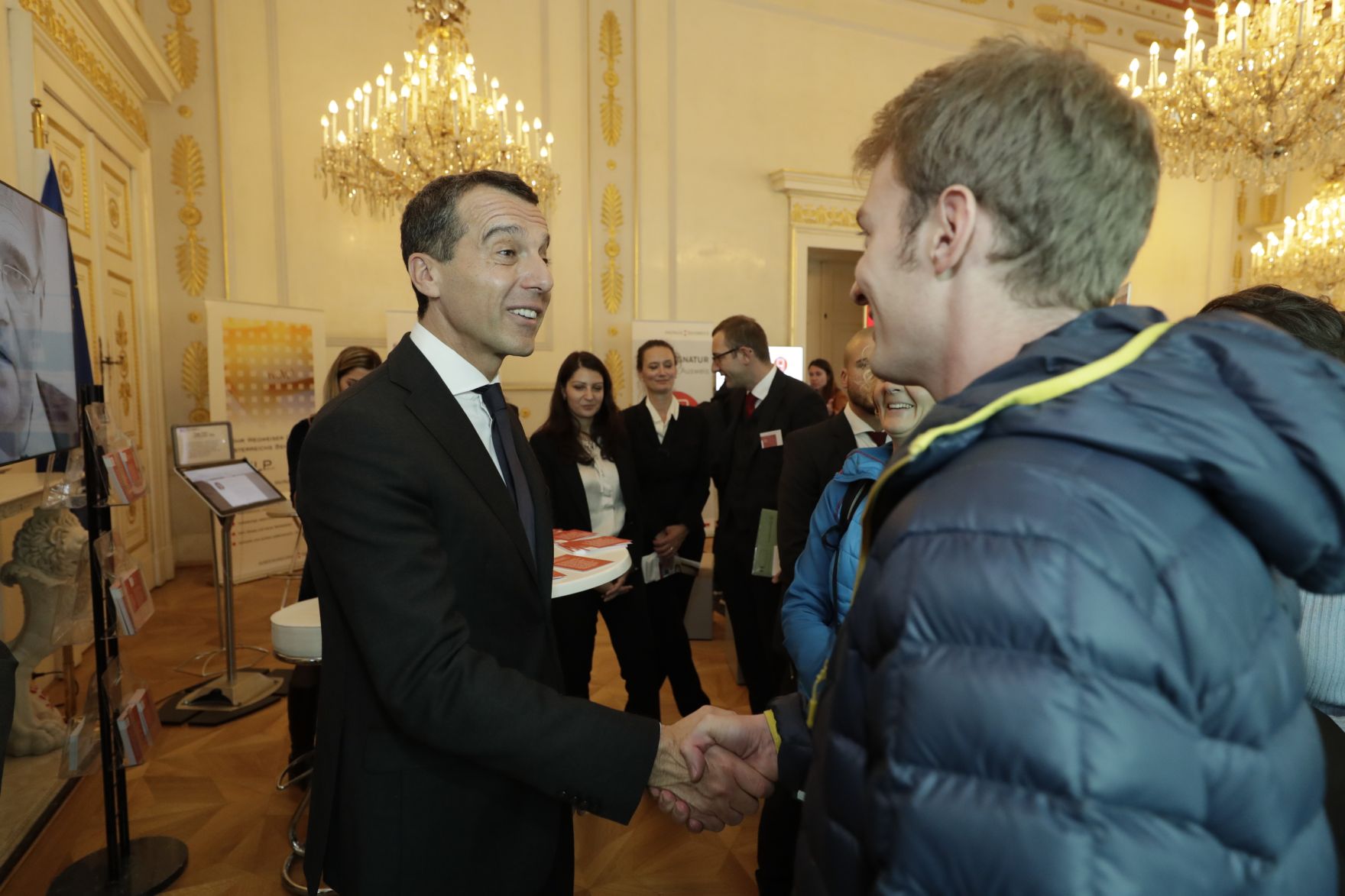 Am 26. Oktober 2016 empfing Bundeskanzler Christian Kern im Rahmen des Nationalfeiertages Besucherinnen und Besucher im Bundeskanzleramt.
