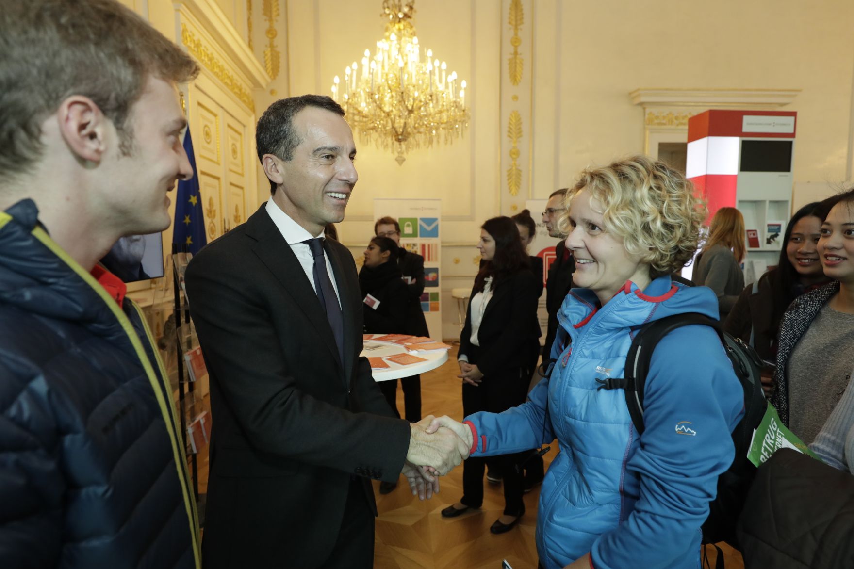 Am 26. Oktober 2016 empfing Bundeskanzler Christian Kern im Rahmen des Nationalfeiertages Besucherinnen und Besucher im Bundeskanzleramt.