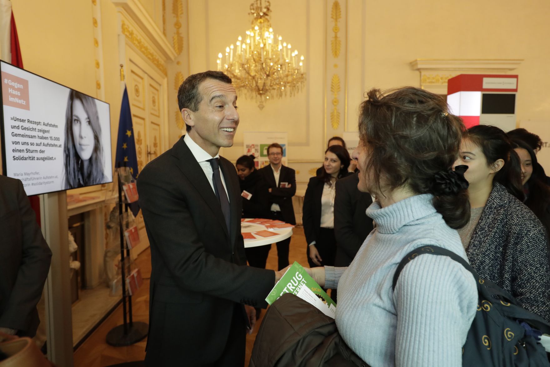 Am 26. Oktober 2016 empfing Bundeskanzler Christian Kern im Rahmen des Nationalfeiertages Besucherinnen und Besucher im Bundeskanzleramt.