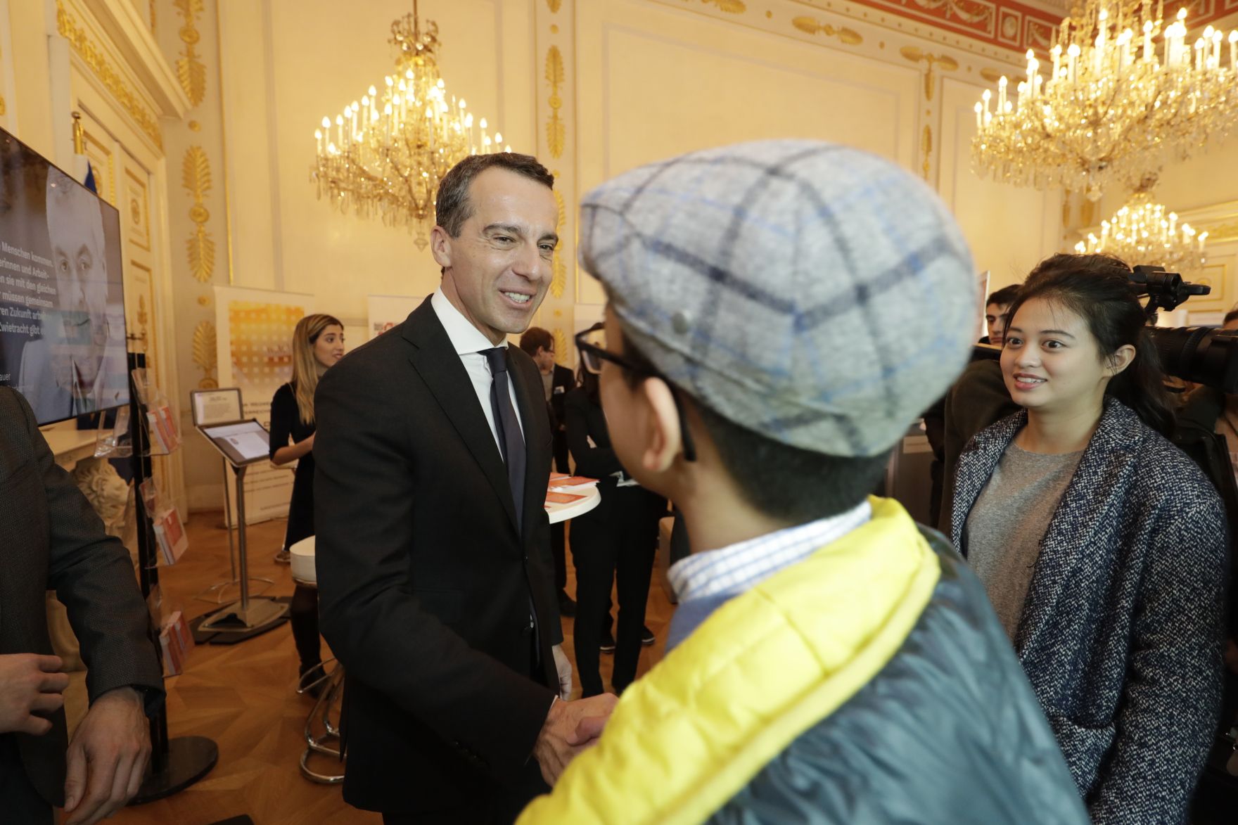 Am 26. Oktober 2016 empfing Bundeskanzler Christian Kern im Rahmen des Nationalfeiertages Besucherinnen und Besucher im Bundeskanzleramt.