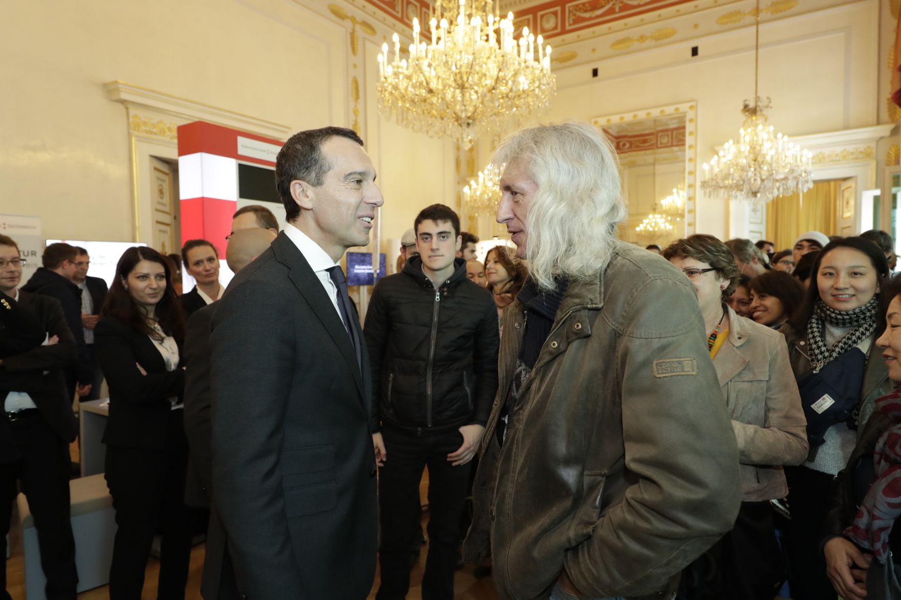 Am 26. Oktober 2016 empfing Bundeskanzler Christian Kern im Rahmen des Nationalfeiertages Besucherinnen und Besucher im Bundeskanzleramt.