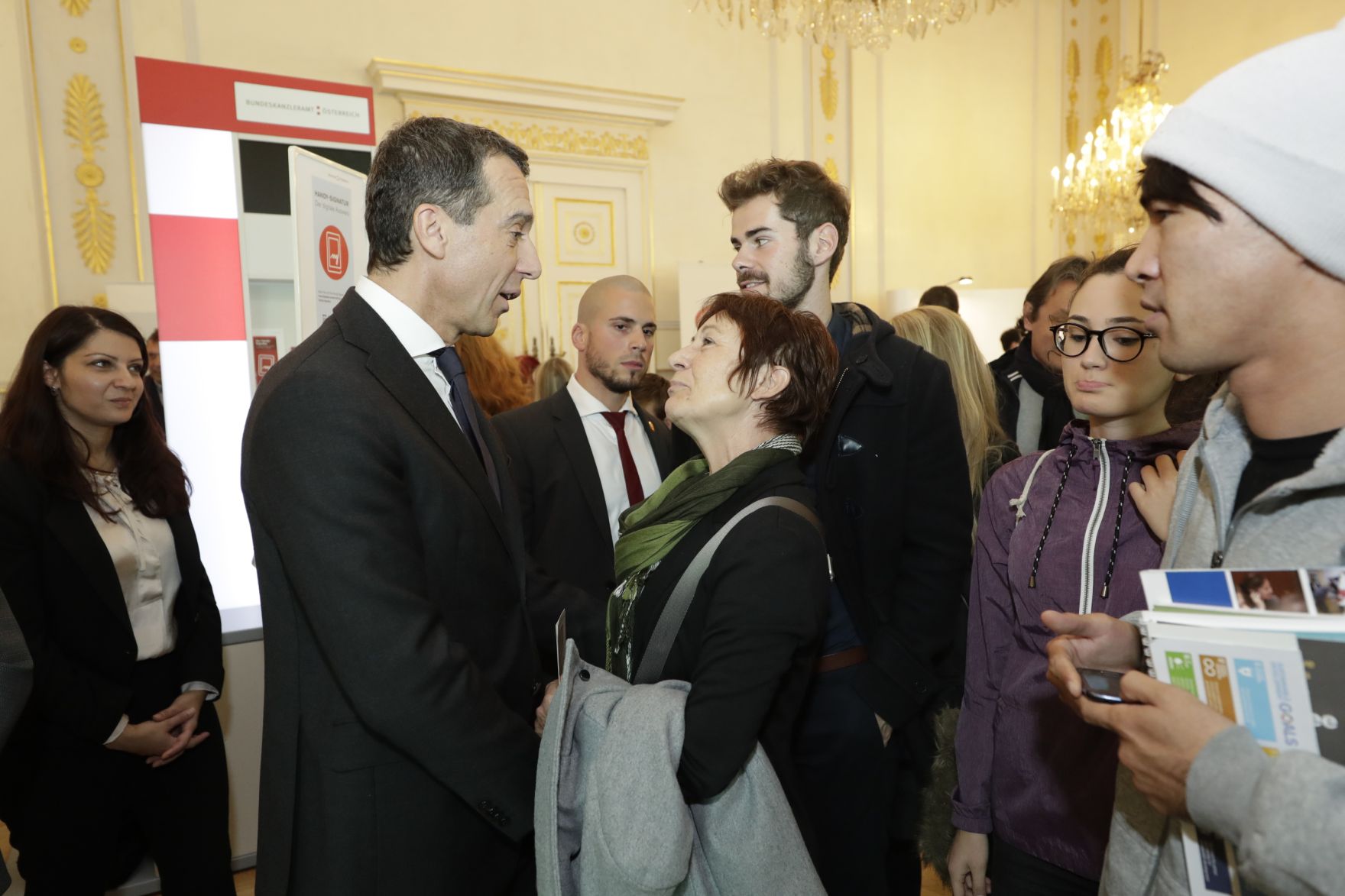 Am 26. Oktober 2016 empfing Bundeskanzler Christian Kern im Rahmen des Nationalfeiertages Besucherinnen und Besucher im Bundeskanzleramt.
