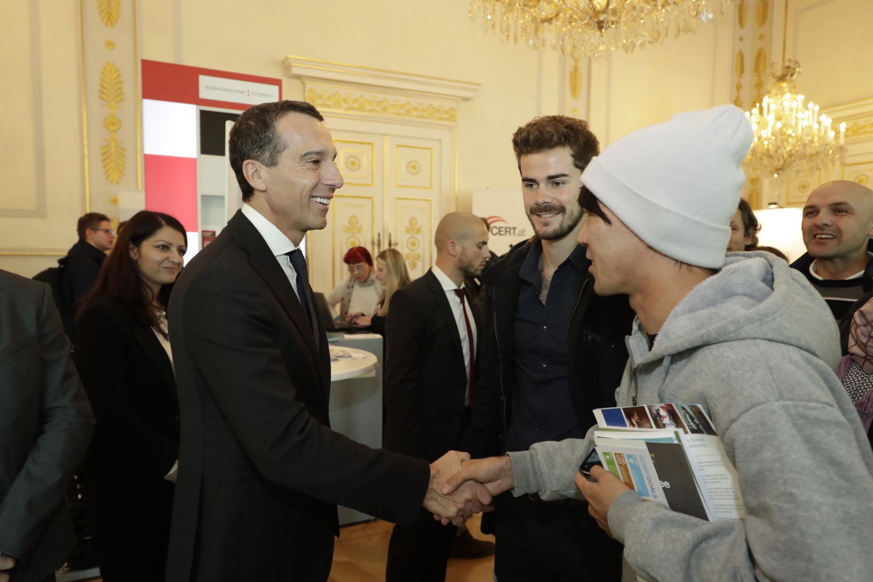 Am 26. Oktober 2016 empfing Bundeskanzler Christian Kern im Rahmen des Nationalfeiertages Besucherinnen und Besucher im Bundeskanzleramt.