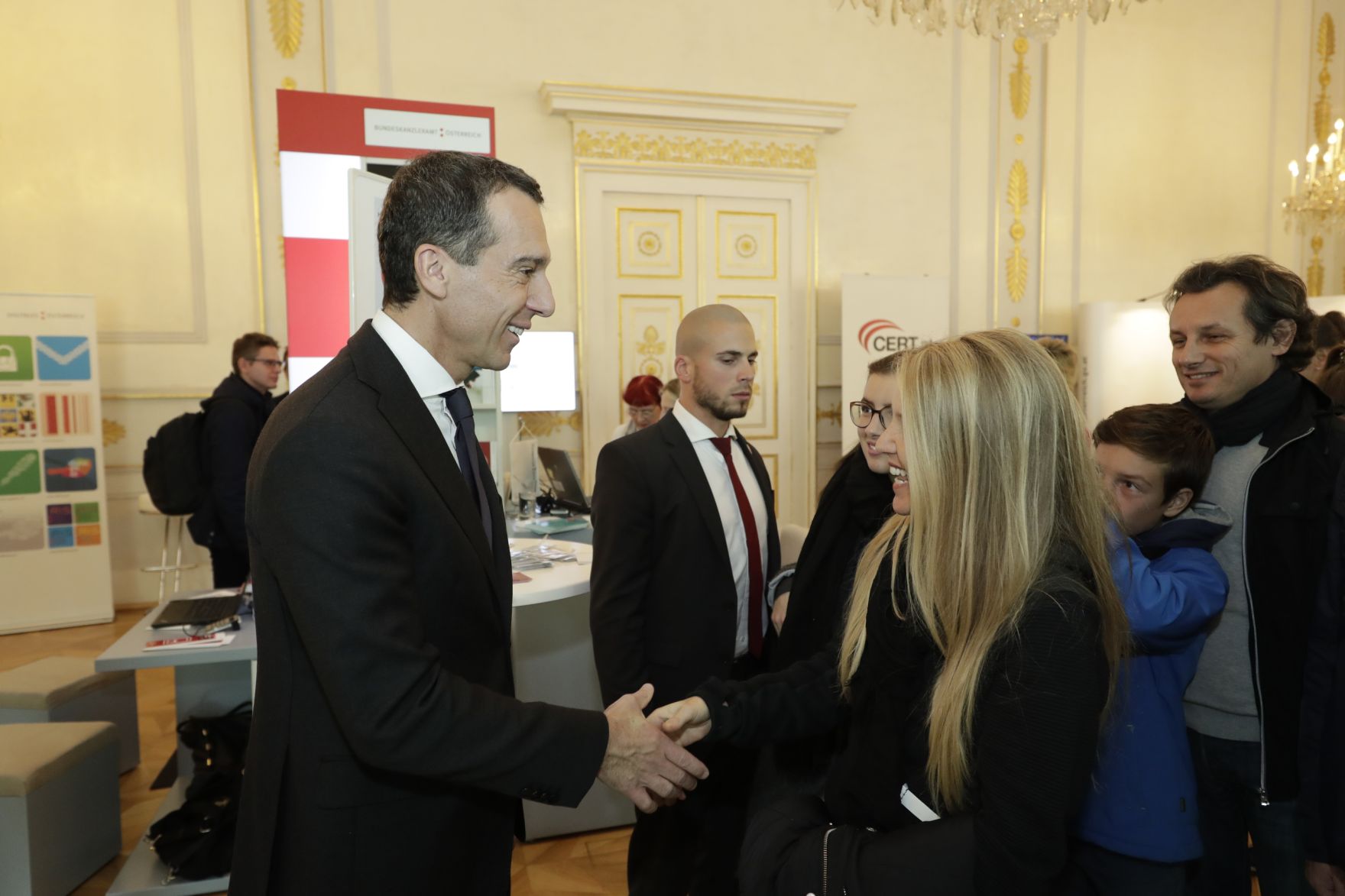 Am 26. Oktober 2016 empfing Bundeskanzler Christian Kern im Rahmen des Nationalfeiertages Besucherinnen und Besucher im Bundeskanzleramt.