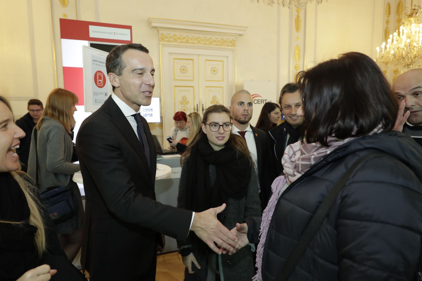 Am 26. Oktober 2016 empfing Bundeskanzler Christian Kern im Rahmen des Nationalfeiertages Besucherinnen und Besucher im Bundeskanzleramt.