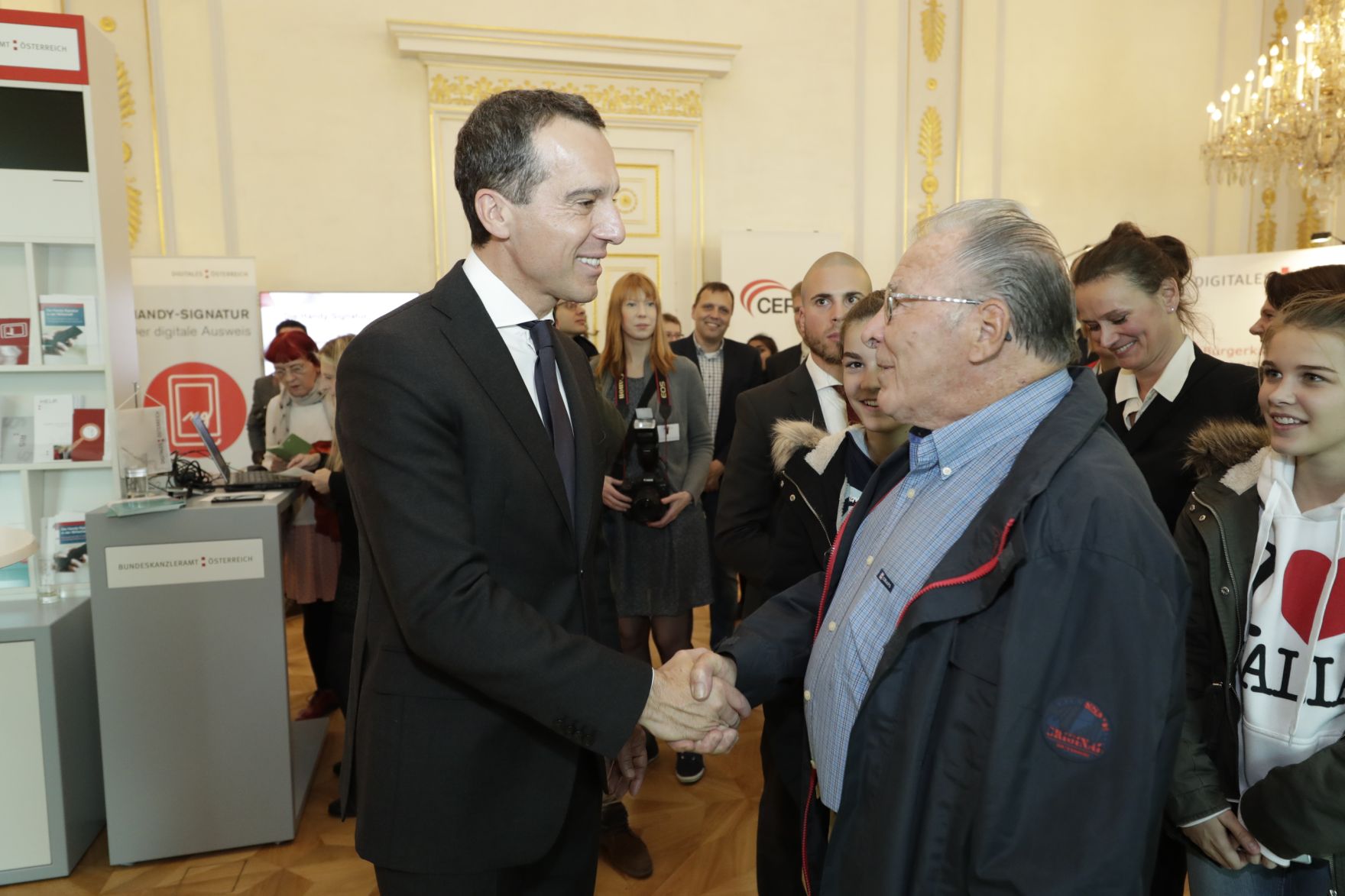 Am 26. Oktober 2016 empfing Bundeskanzler Christian Kern im Rahmen des Nationalfeiertages Besucherinnen und Besucher im Bundeskanzleramt.