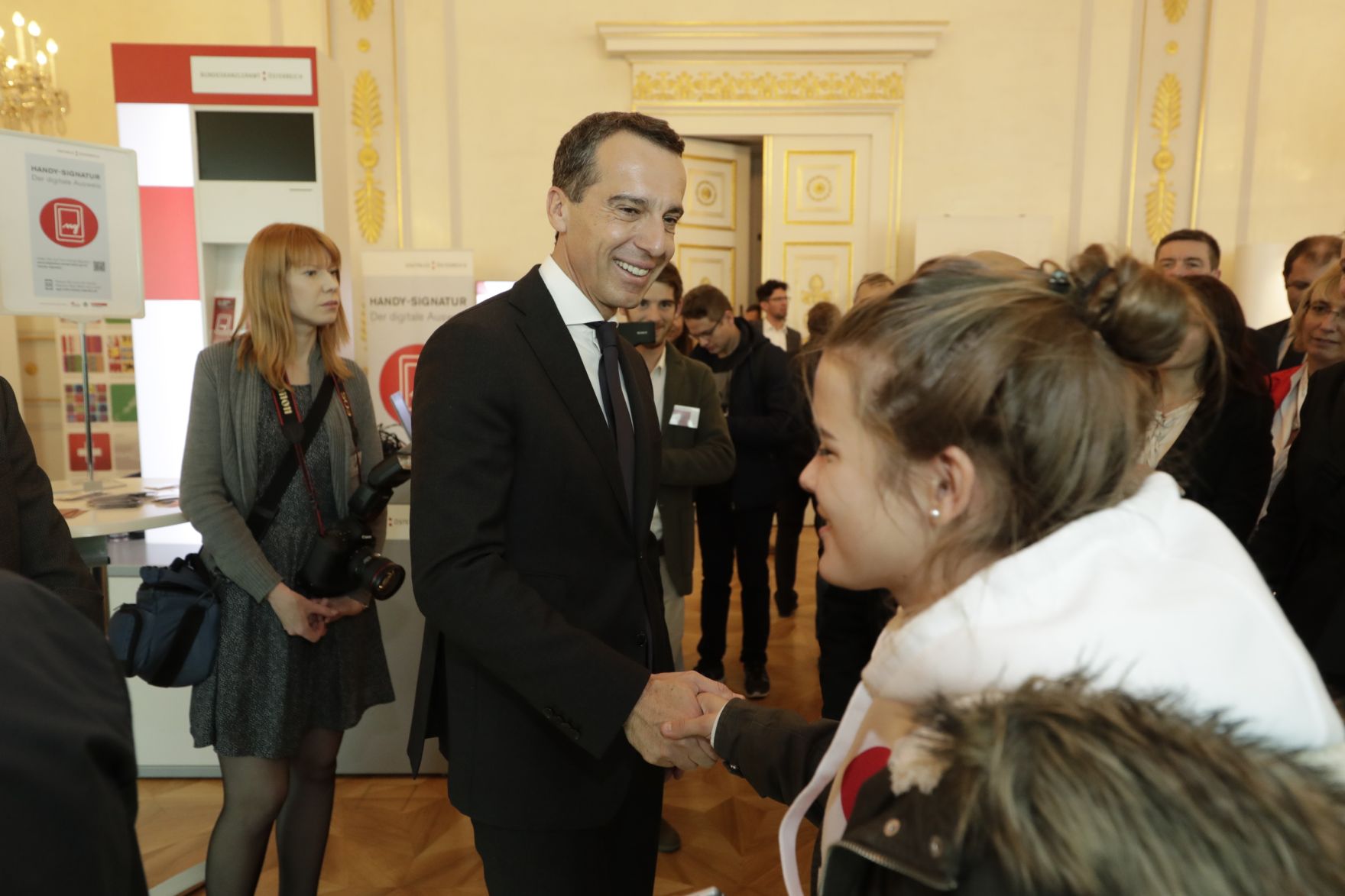Am 26. Oktober 2016 empfing Bundeskanzler Christian Kern im Rahmen des Nationalfeiertages Besucherinnen und Besucher im Bundeskanzleramt.