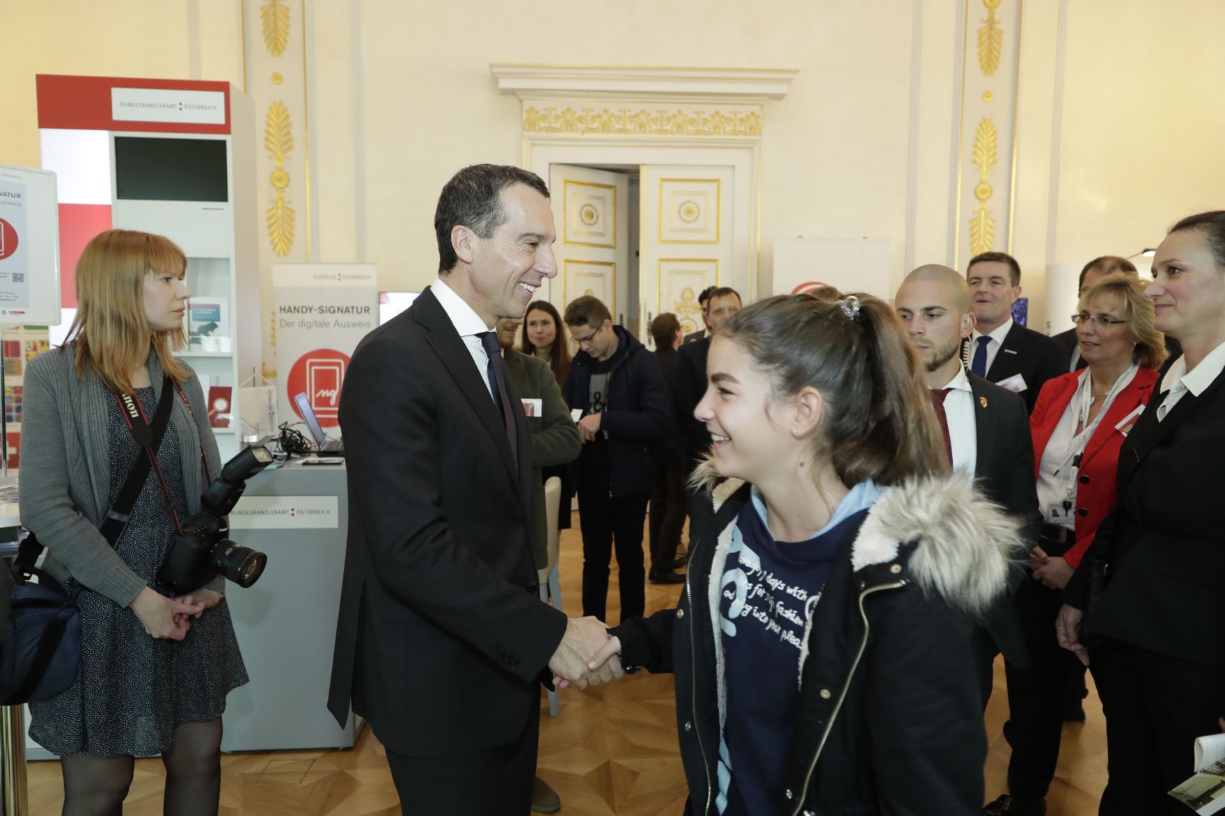 Am 26. Oktober 2016 empfing Bundeskanzler Christian Kern im Rahmen des Nationalfeiertages Besucherinnen und Besucher im Bundeskanzleramt.