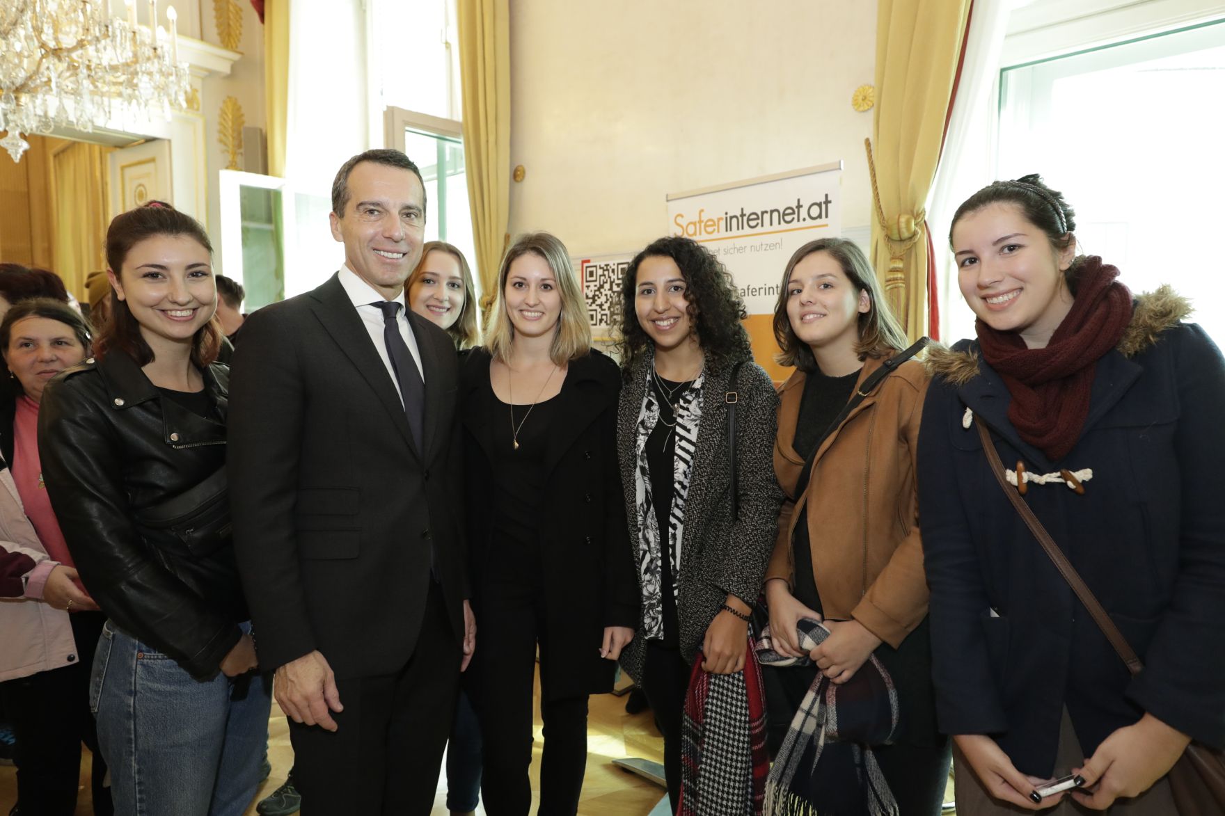 Am 26. Oktober 2016 empfing Bundeskanzler Christian Kern im Rahmen des Nationalfeiertages Besucherinnen und Besucher im Bundeskanzleramt.