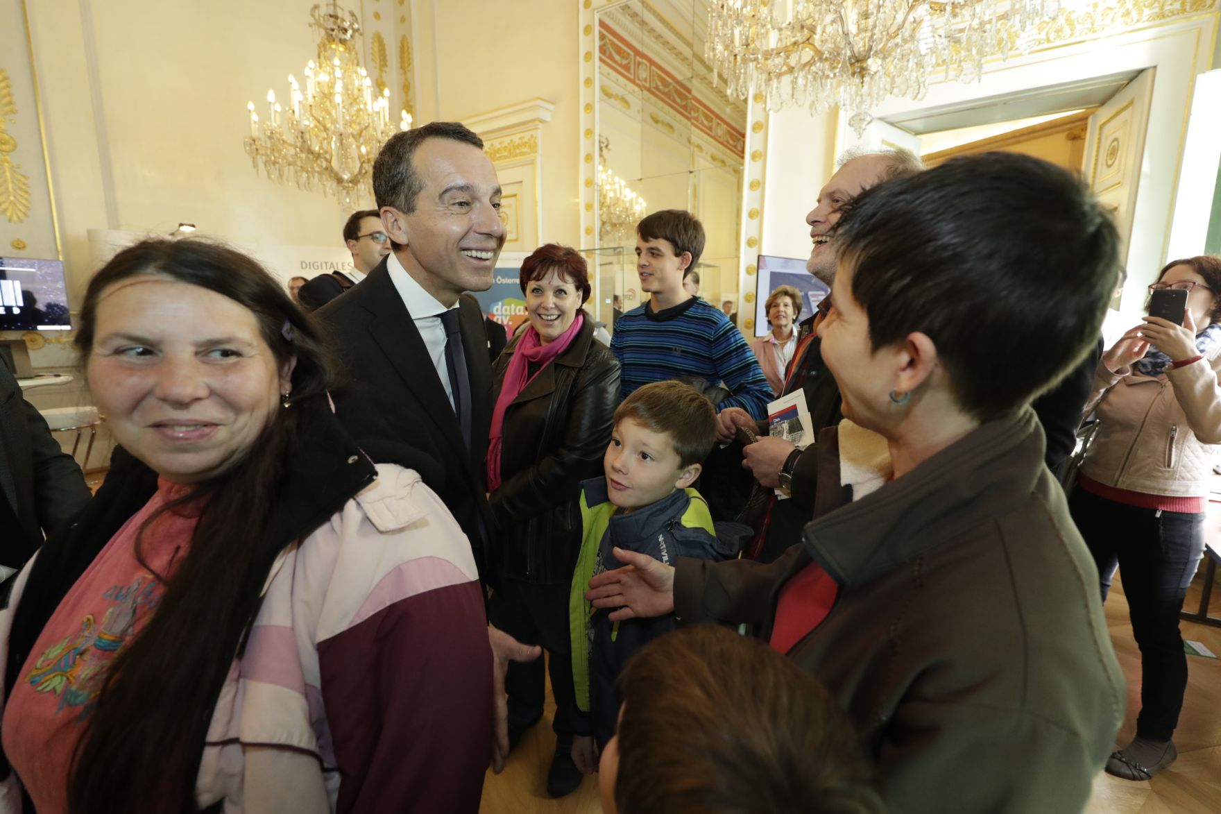 Am 26. Oktober 2016 empfing Bundeskanzler Christian Kern im Rahmen des Nationalfeiertages Besucherinnen und Besucher im Bundeskanzleramt.
