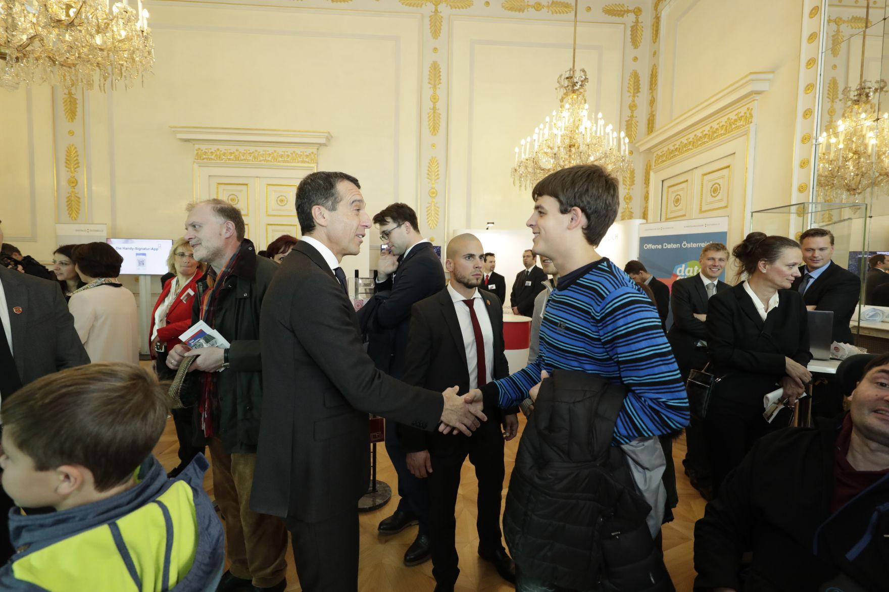 Am 26. Oktober 2016 empfing Bundeskanzler Christian Kern im Rahmen des Nationalfeiertages Besucherinnen und Besucher im Bundeskanzleramt.