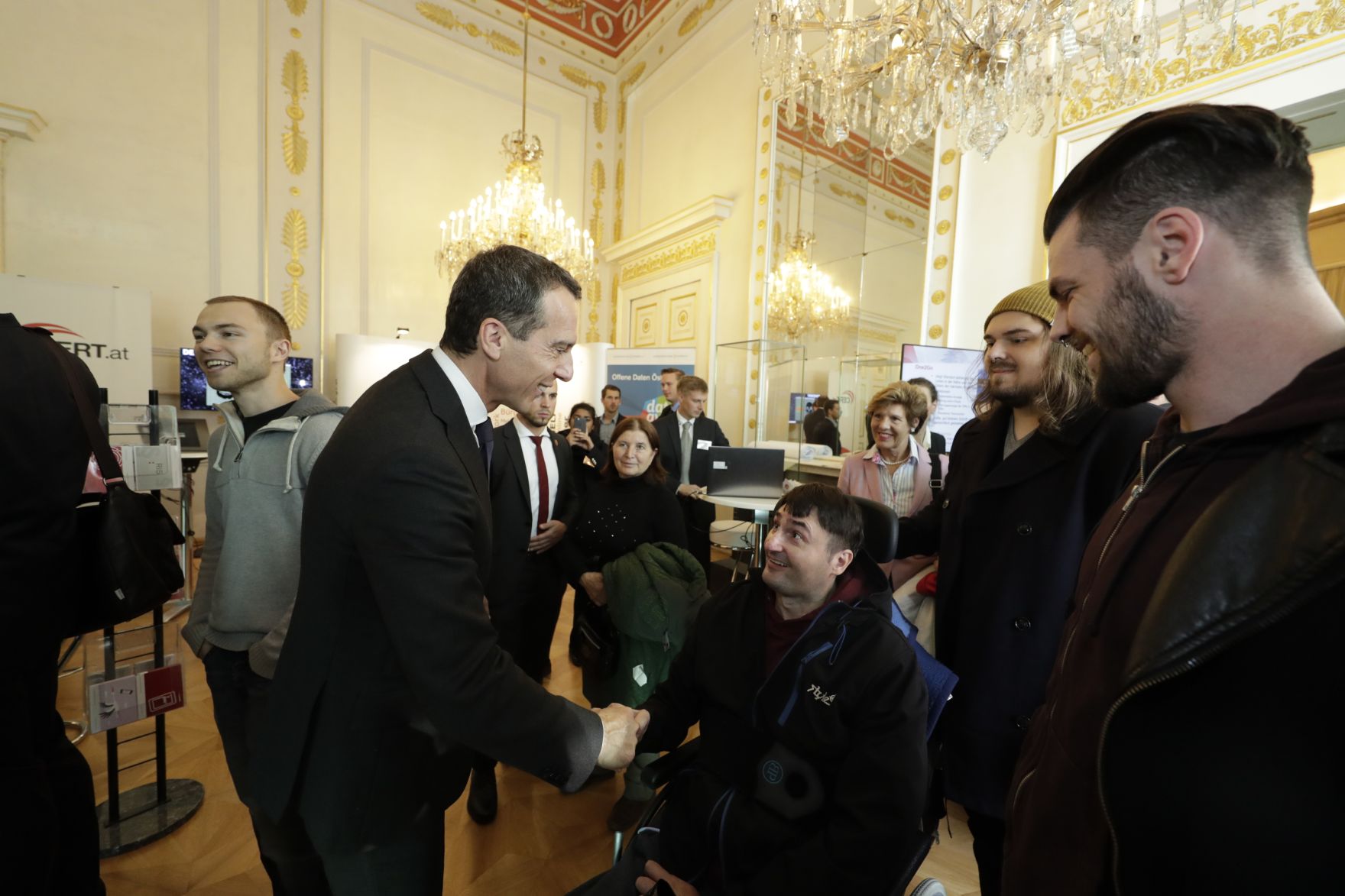 Am 26. Oktober 2016 empfing Bundeskanzler Christian Kern im Rahmen des Nationalfeiertages Besucherinnen und Besucher im Bundeskanzleramt.