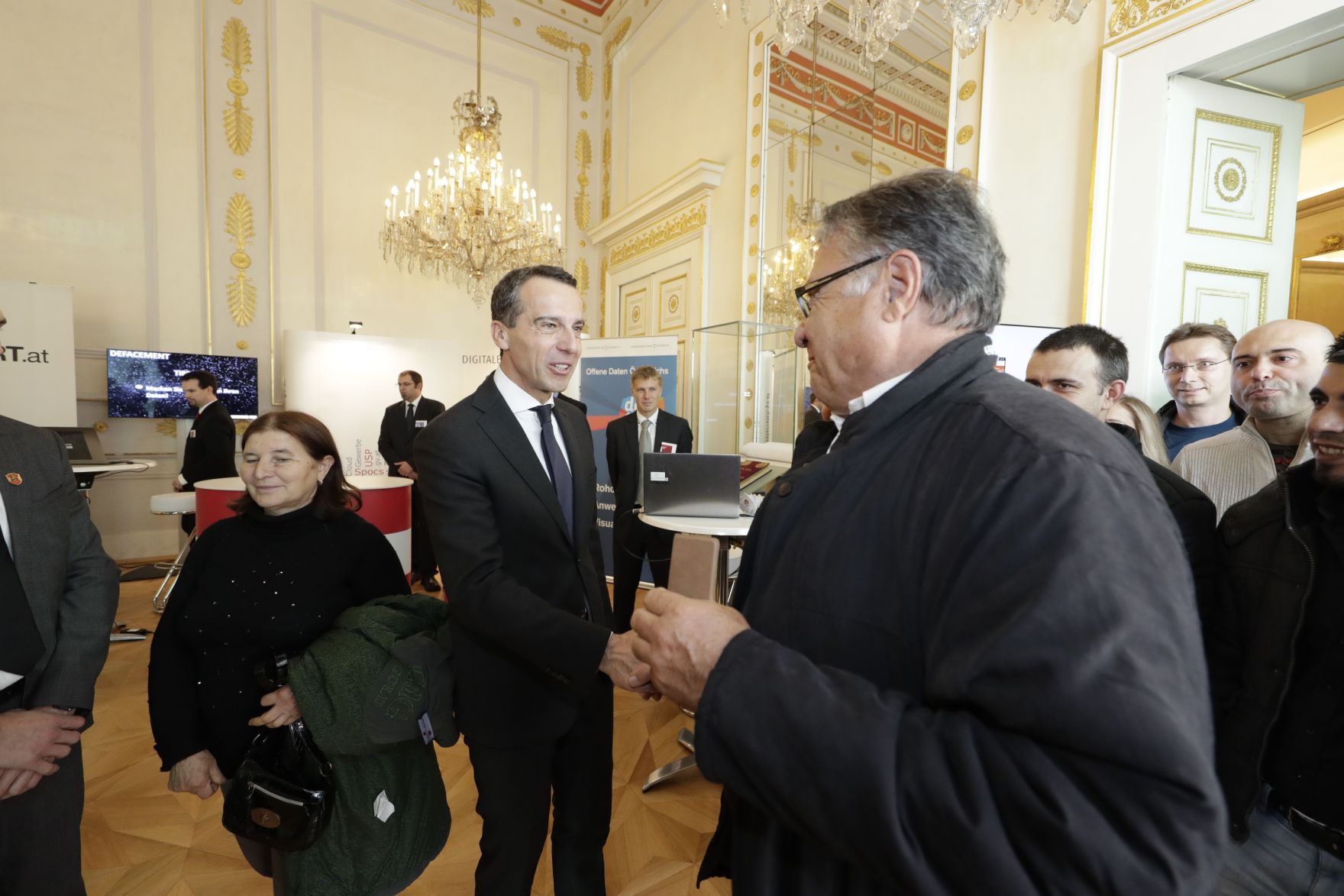 Am 26. Oktober 2016 empfing Bundeskanzler Christian Kern im Rahmen des Nationalfeiertages Besucherinnen und Besucher im Bundeskanzleramt.