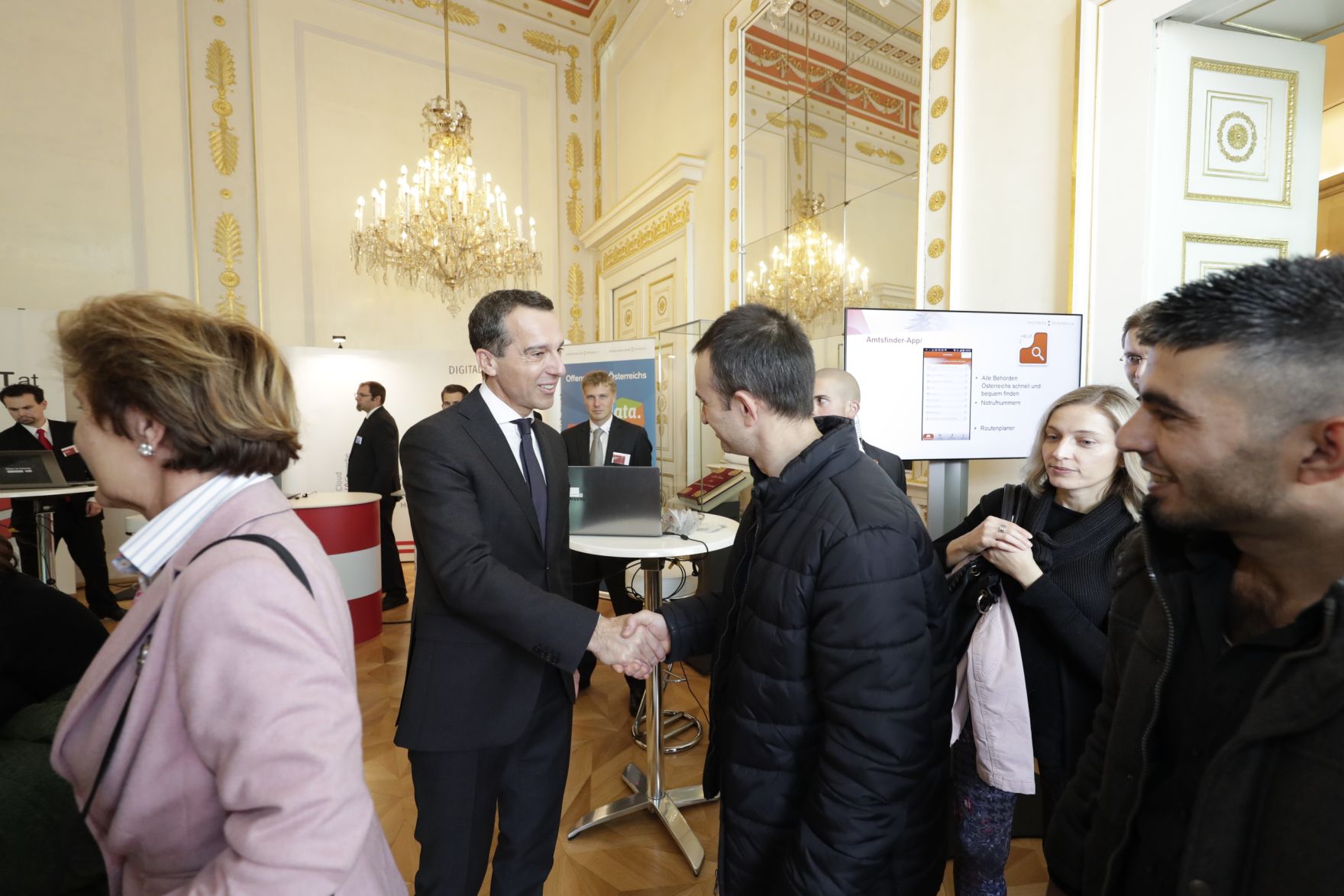 Am 26. Oktober 2016 empfing Bundeskanzler Christian Kern im Rahmen des Nationalfeiertages Besucherinnen und Besucher im Bundeskanzleramt.