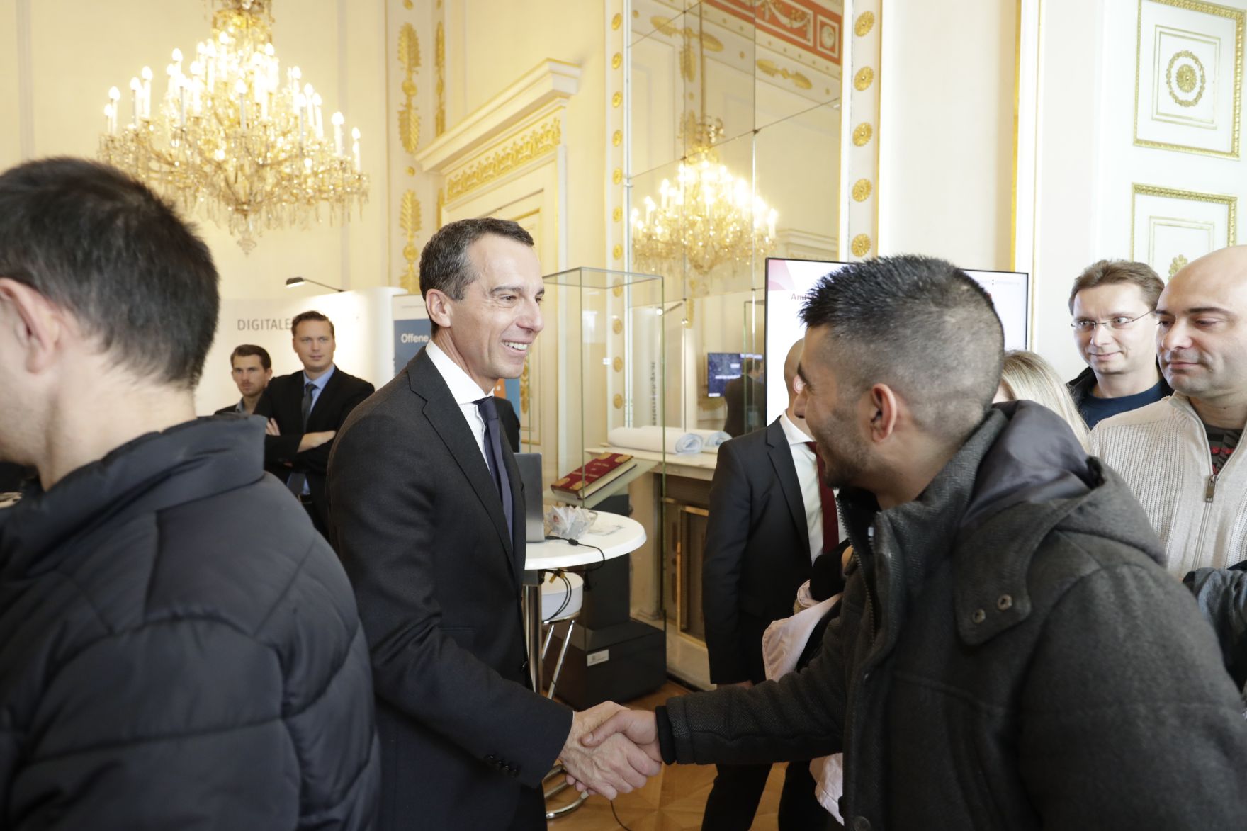 Am 26. Oktober 2016 empfing Bundeskanzler Christian Kern im Rahmen des Nationalfeiertages Besucherinnen und Besucher im Bundeskanzleramt.