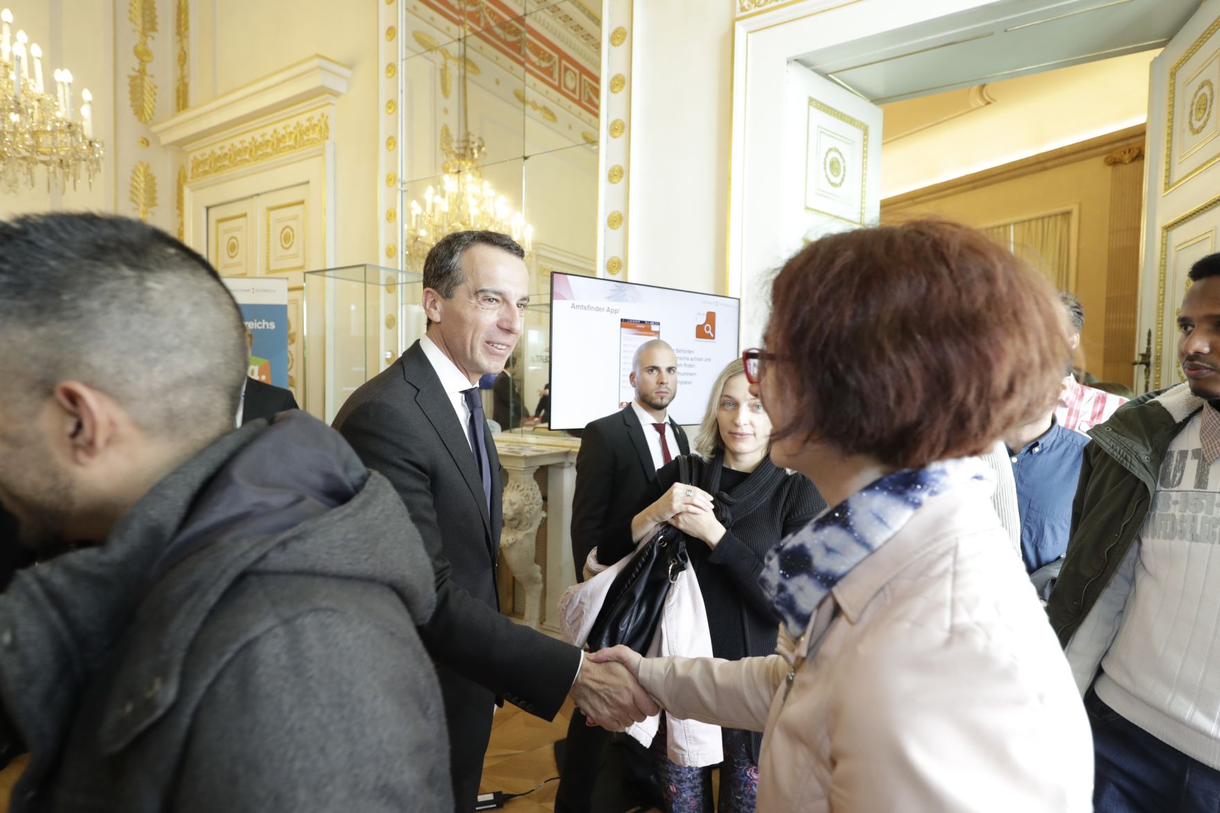 Am 26. Oktober 2016 empfing Bundeskanzler Christian Kern im Rahmen des Nationalfeiertages Besucherinnen und Besucher im Bundeskanzleramt.