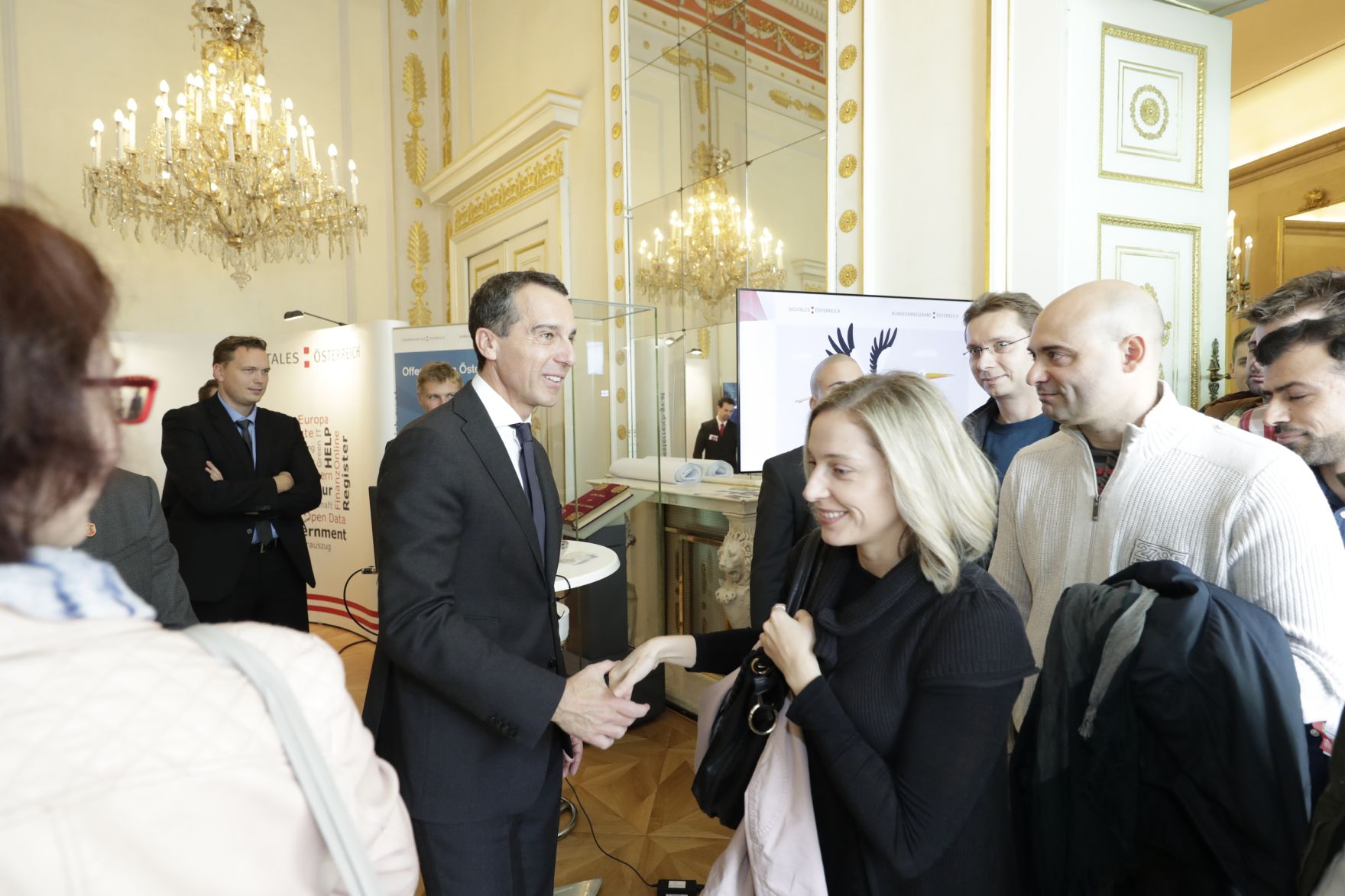 Am 26. Oktober 2016 empfing Bundeskanzler Christian Kern im Rahmen des Nationalfeiertages Besucherinnen und Besucher im Bundeskanzleramt.
