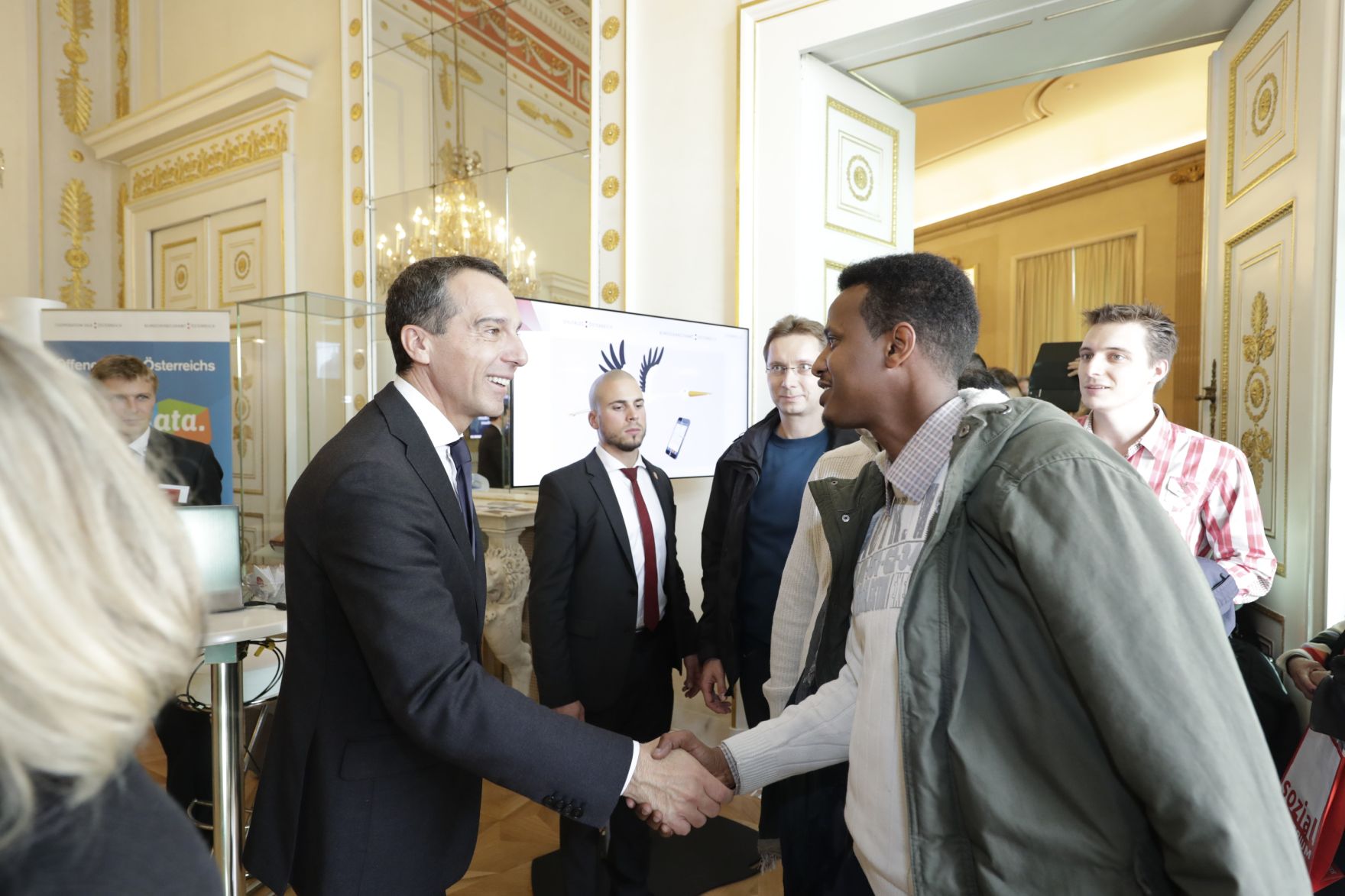 Am 26. Oktober 2016 empfing Bundeskanzler Christian Kern im Rahmen des Nationalfeiertages Besucherinnen und Besucher im Bundeskanzleramt.