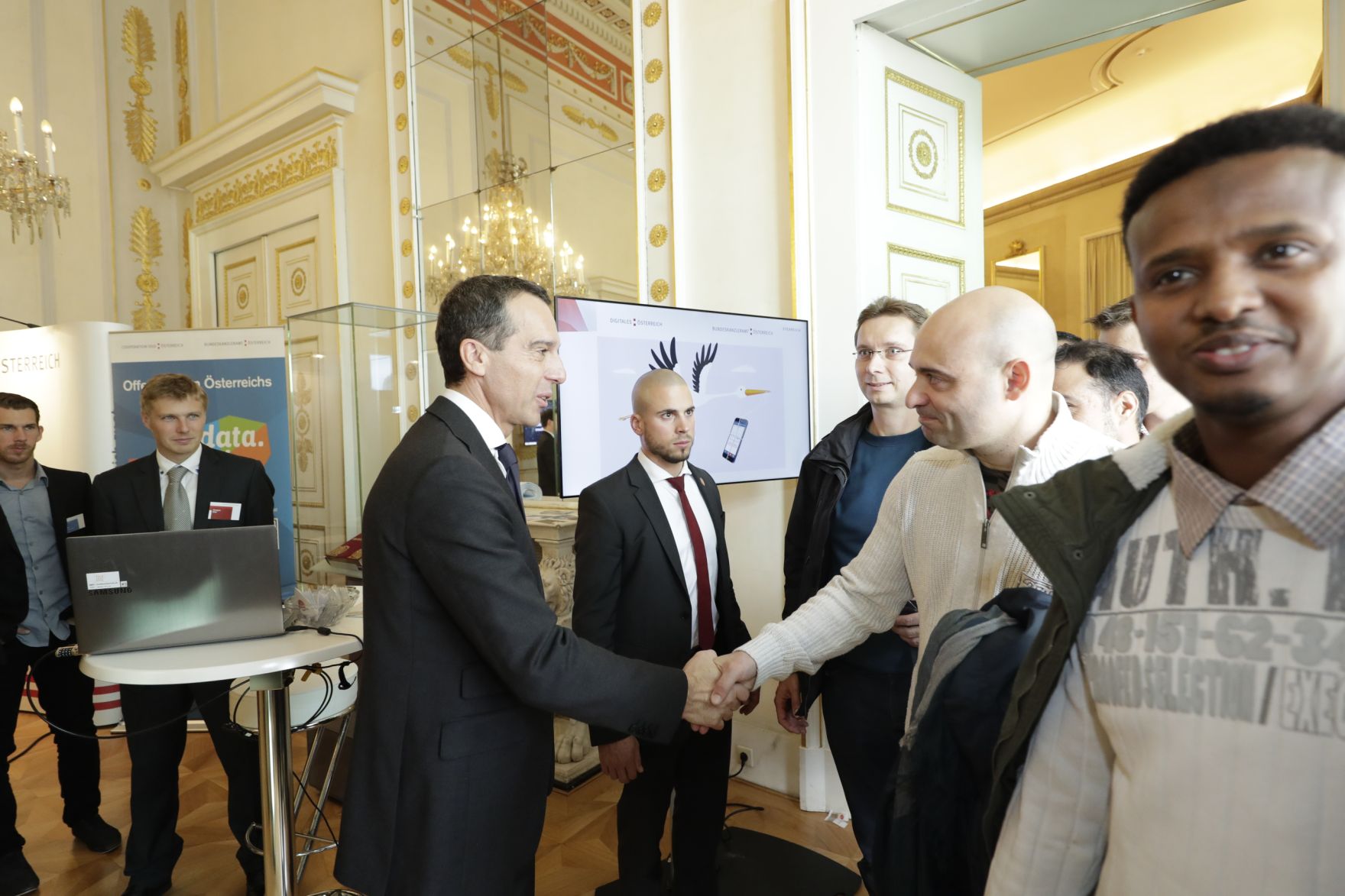 Am 26. Oktober 2016 empfing Bundeskanzler Christian Kern im Rahmen des Nationalfeiertages Besucherinnen und Besucher im Bundeskanzleramt.