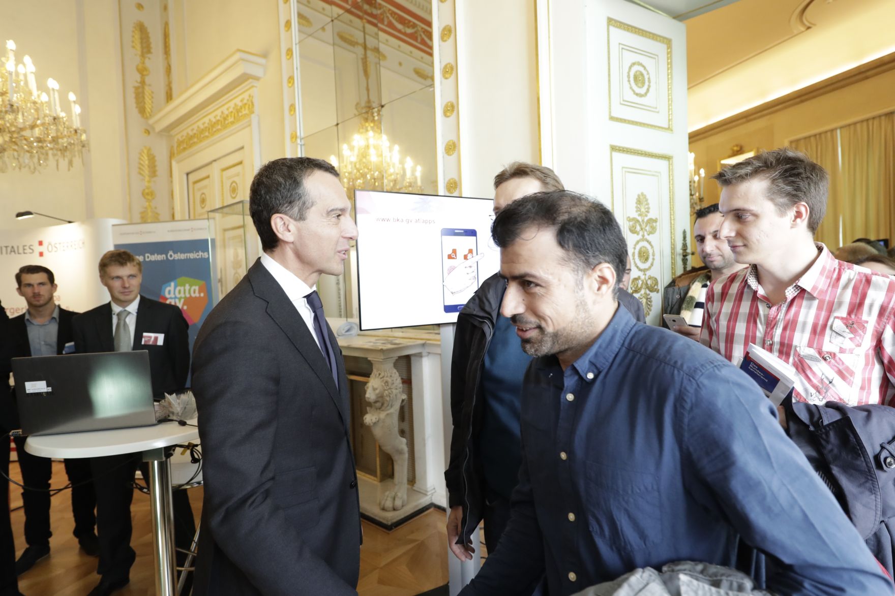 Am 26. Oktober 2016 empfing Bundeskanzler Christian Kern im Rahmen des Nationalfeiertages Besucherinnen und Besucher im Bundeskanzleramt.