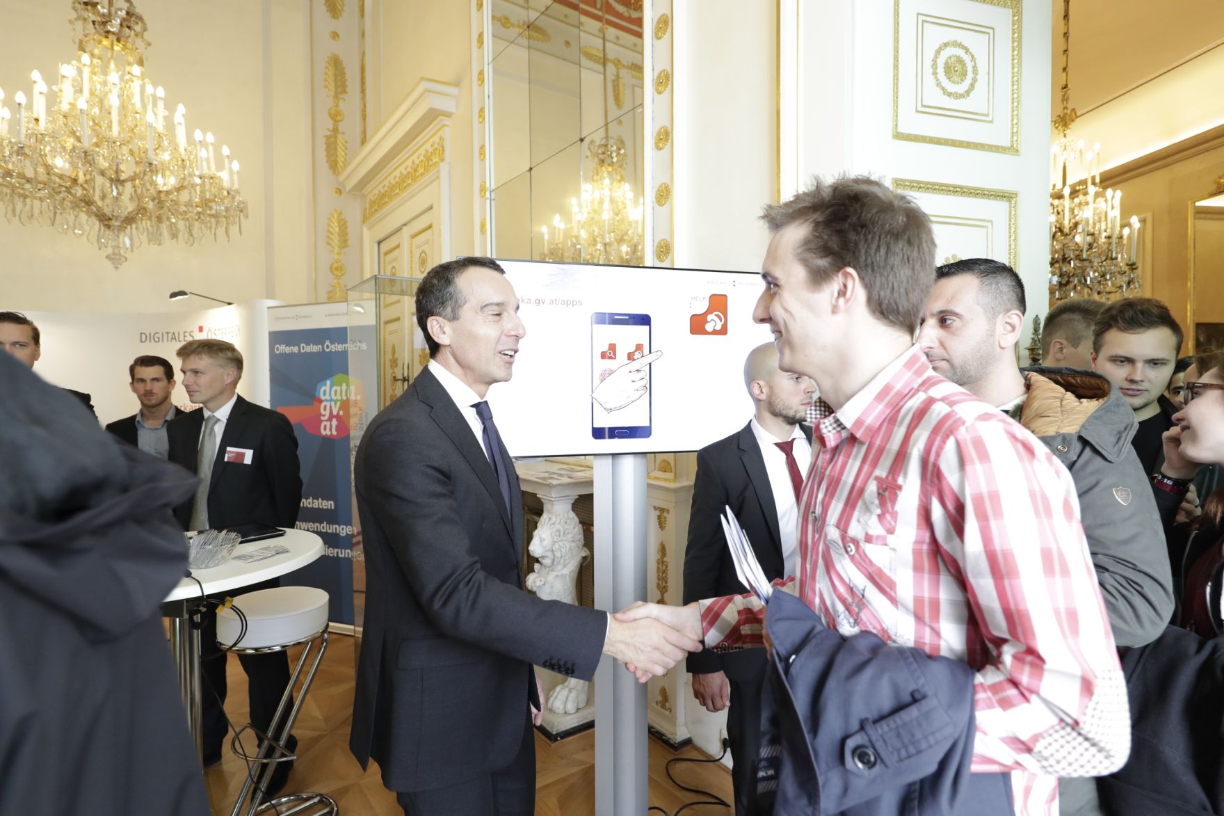 Am 26. Oktober 2016 empfing Bundeskanzler Christian Kern im Rahmen des Nationalfeiertages Besucherinnen und Besucher im Bundeskanzleramt.