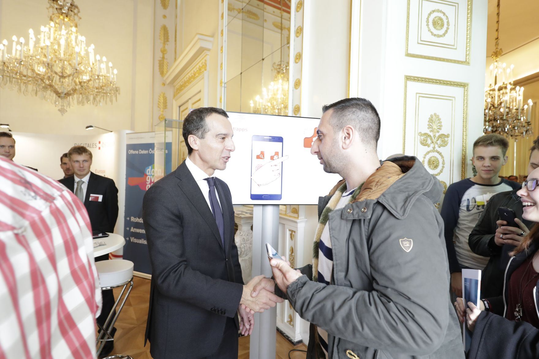 Am 26. Oktober 2016 empfing Bundeskanzler Christian Kern im Rahmen des Nationalfeiertages Besucherinnen und Besucher im Bundeskanzleramt.