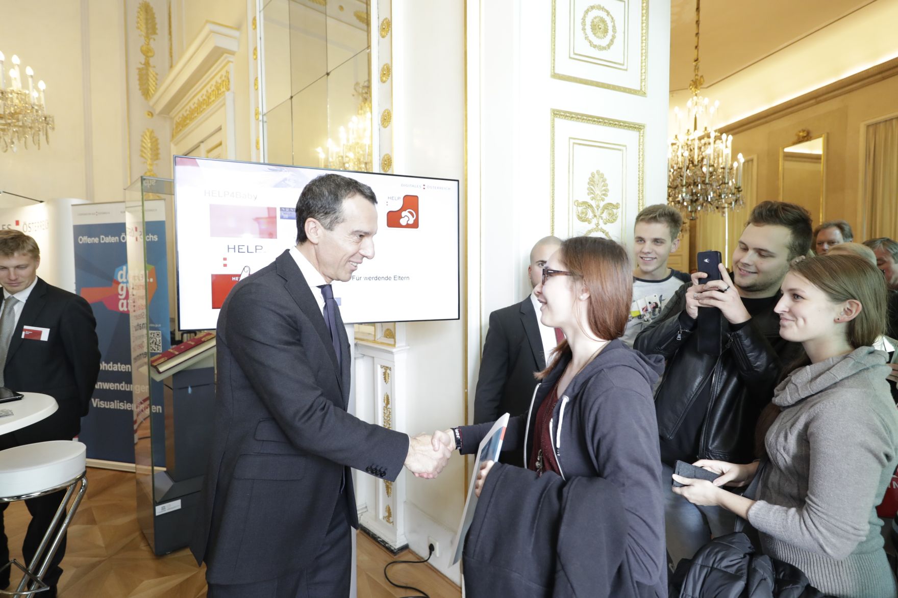 Am 26. Oktober 2016 empfing Bundeskanzler Christian Kern im Rahmen des Nationalfeiertages Besucherinnen und Besucher im Bundeskanzleramt.