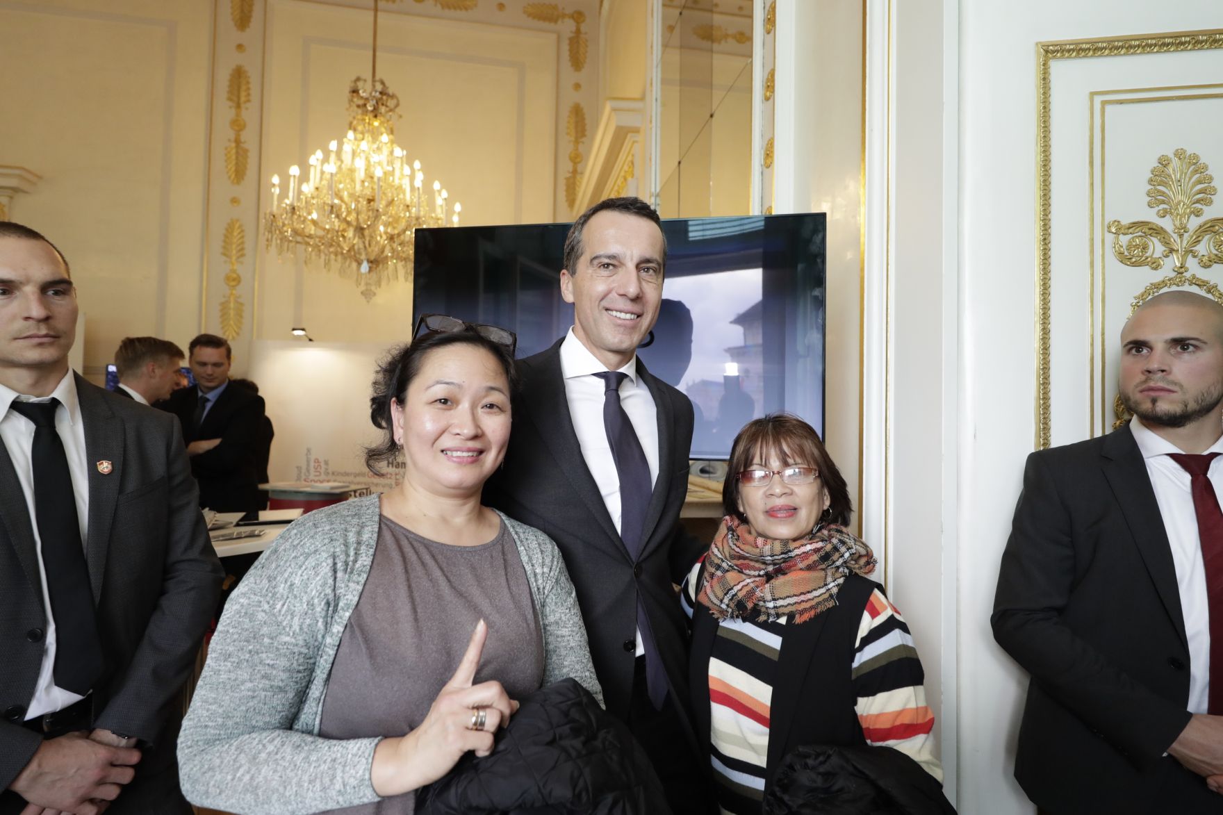 Am 26. Oktober 2016 empfing Bundeskanzler Christian Kern im Rahmen des Nationalfeiertages Besucherinnen und Besucher im Bundeskanzleramt.