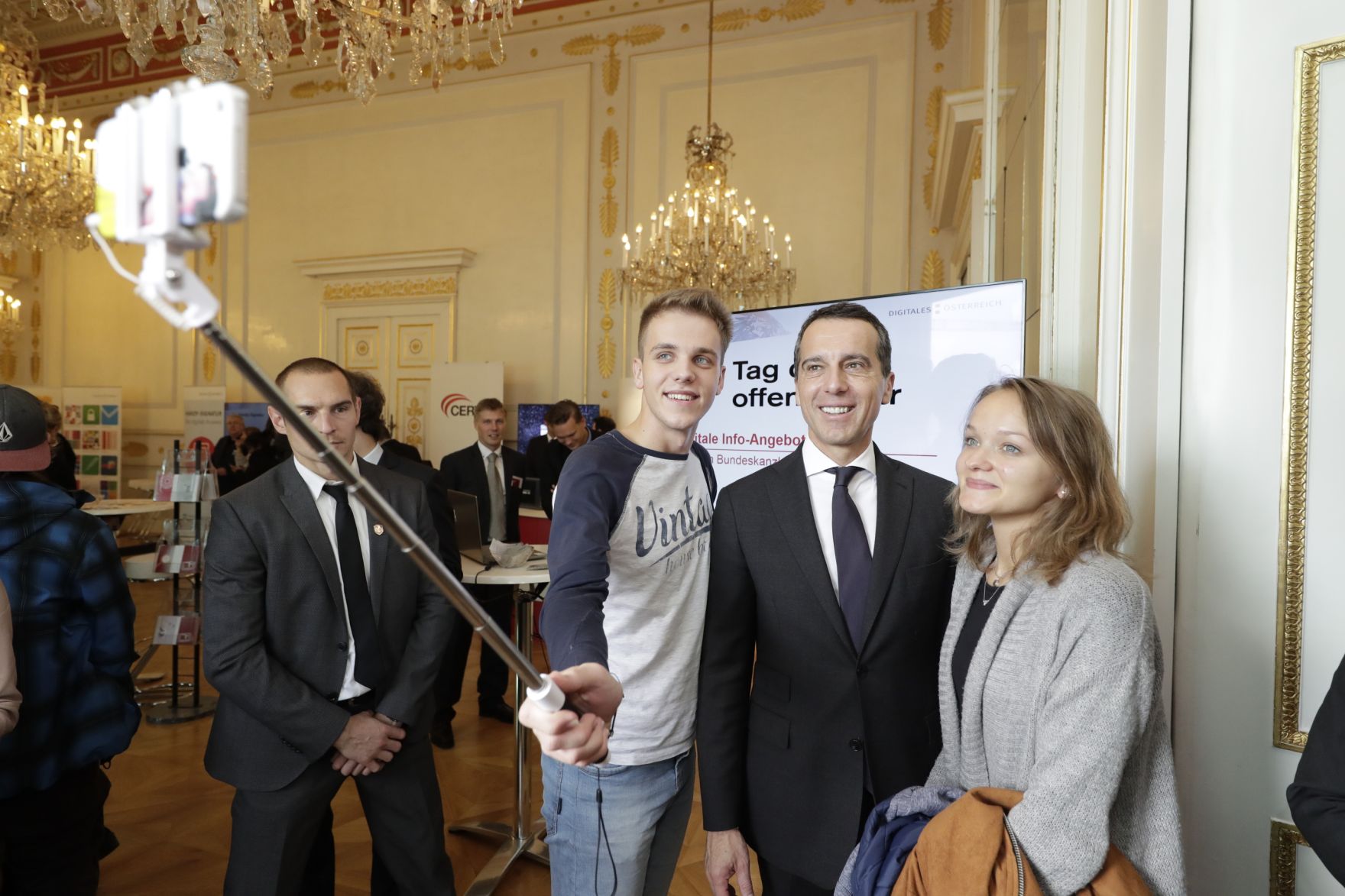 Am 26. Oktober 2016 empfing Bundeskanzler Christian Kern im Rahmen des Nationalfeiertages Besucherinnen und Besucher im Bundeskanzleramt.