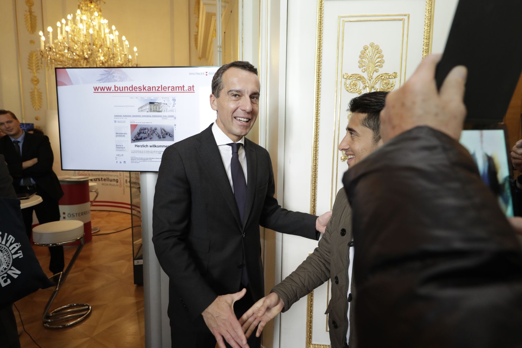 Am 26. Oktober 2016 empfing Bundeskanzler Christian Kern im Rahmen des Nationalfeiertages Besucherinnen und Besucher im Bundeskanzleramt.