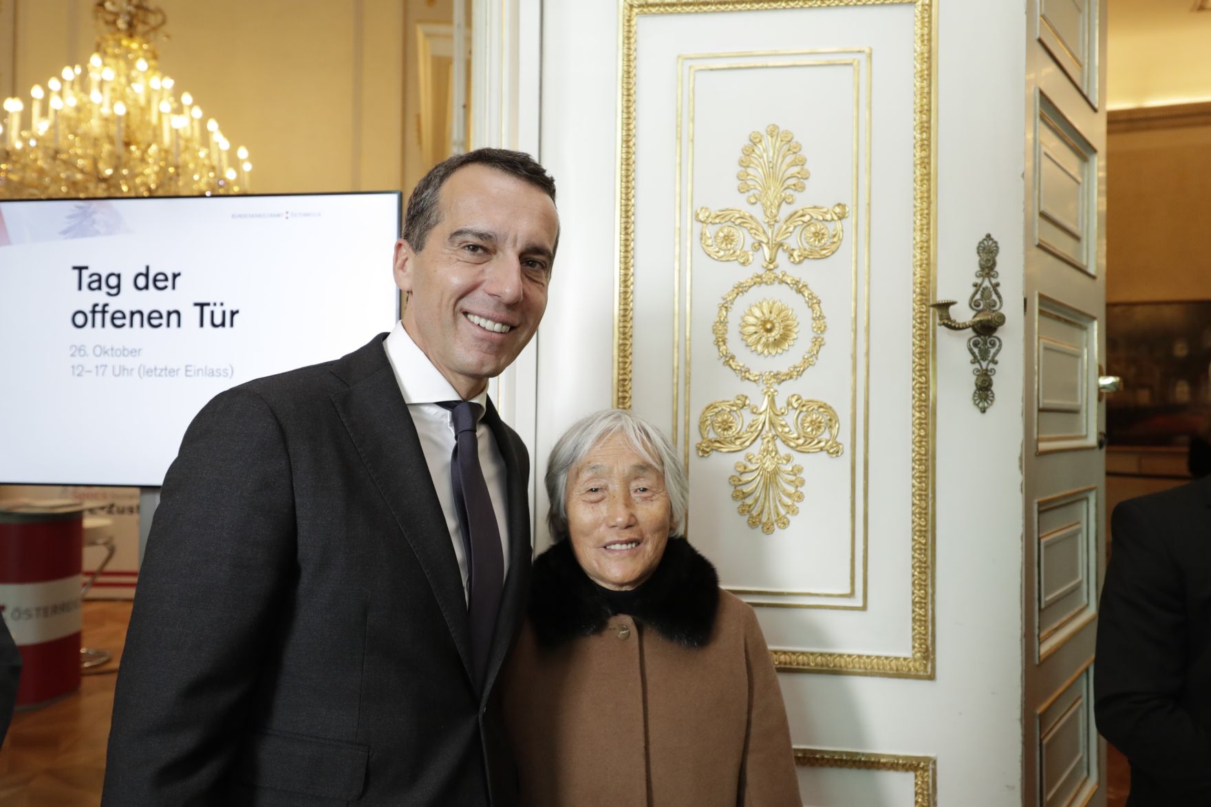 Am 26. Oktober 2016 empfing Bundeskanzler Christian Kern im Rahmen des Nationalfeiertages Besucherinnen und Besucher im Bundeskanzleramt.
