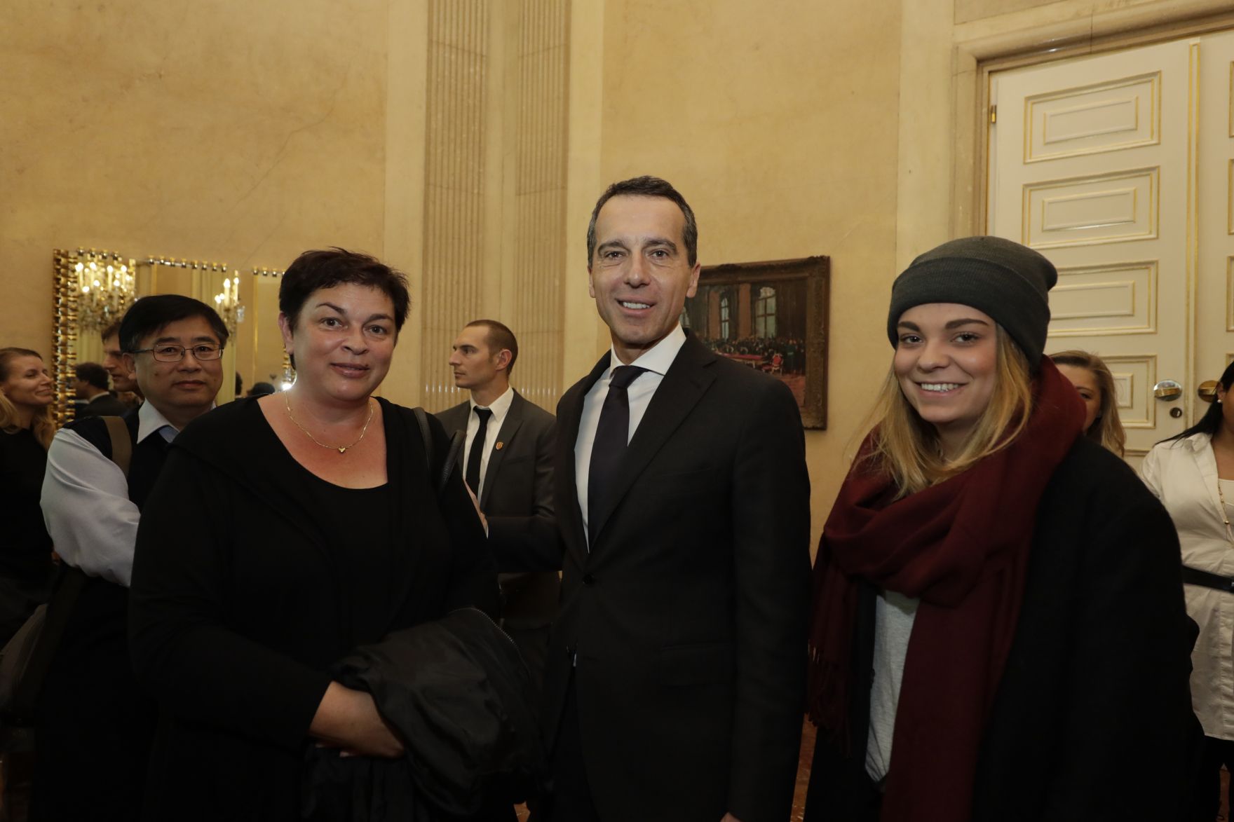 Am 26. Oktober 2016 empfing Bundeskanzler Christian Kern im Rahmen des Nationalfeiertages Besucherinnen und Besucher im Bundeskanzleramt.