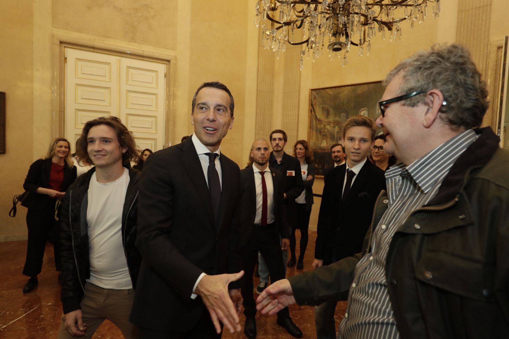 Am 26. Oktober 2016 empfing Bundeskanzler Christian Kern im Rahmen des Nationalfeiertages Besucherinnen und Besucher im Bundeskanzleramt.