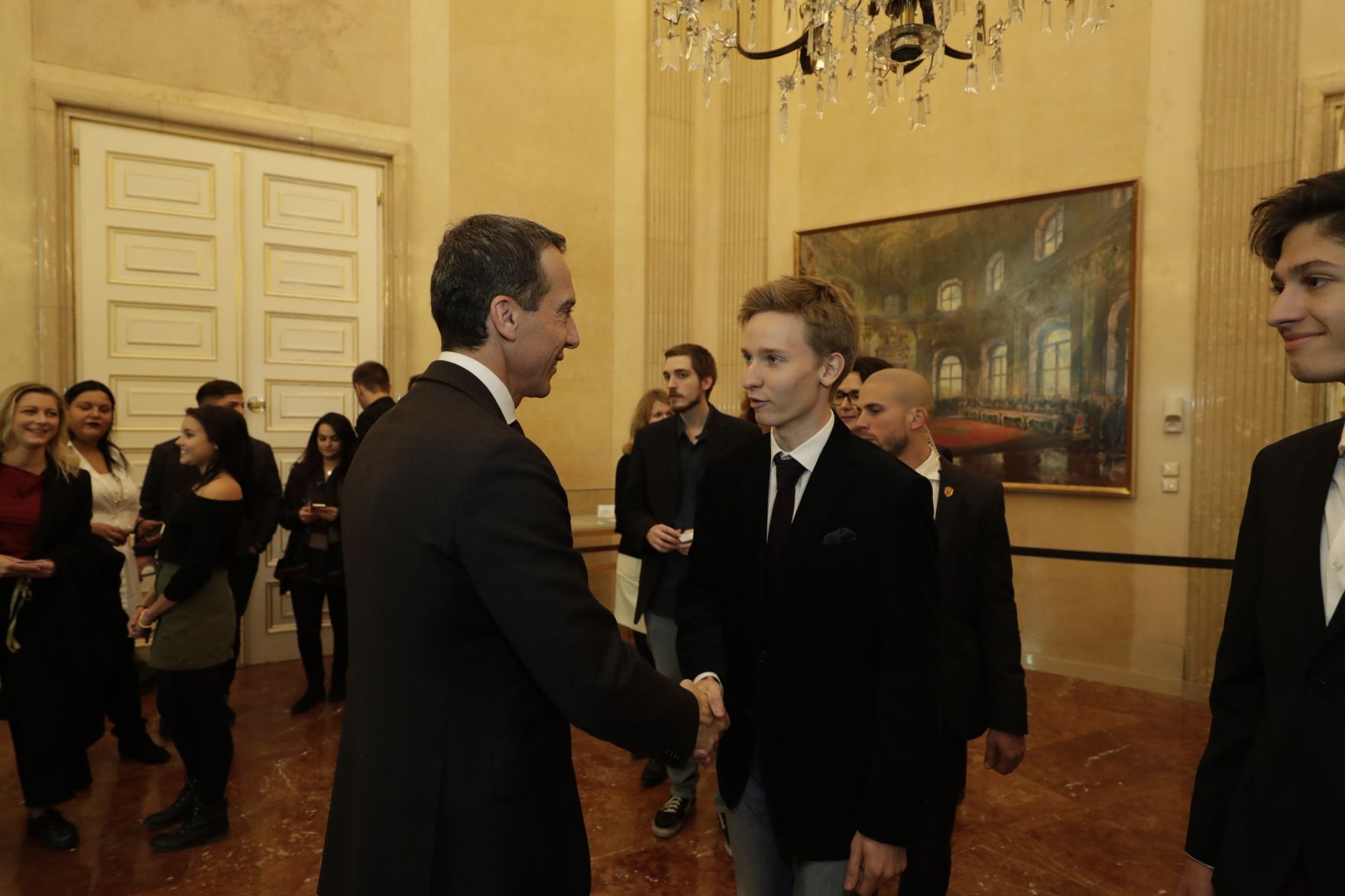 Am 26. Oktober 2016 empfing Bundeskanzler Christian Kern im Rahmen des Nationalfeiertages Besucherinnen und Besucher im Bundeskanzleramt.