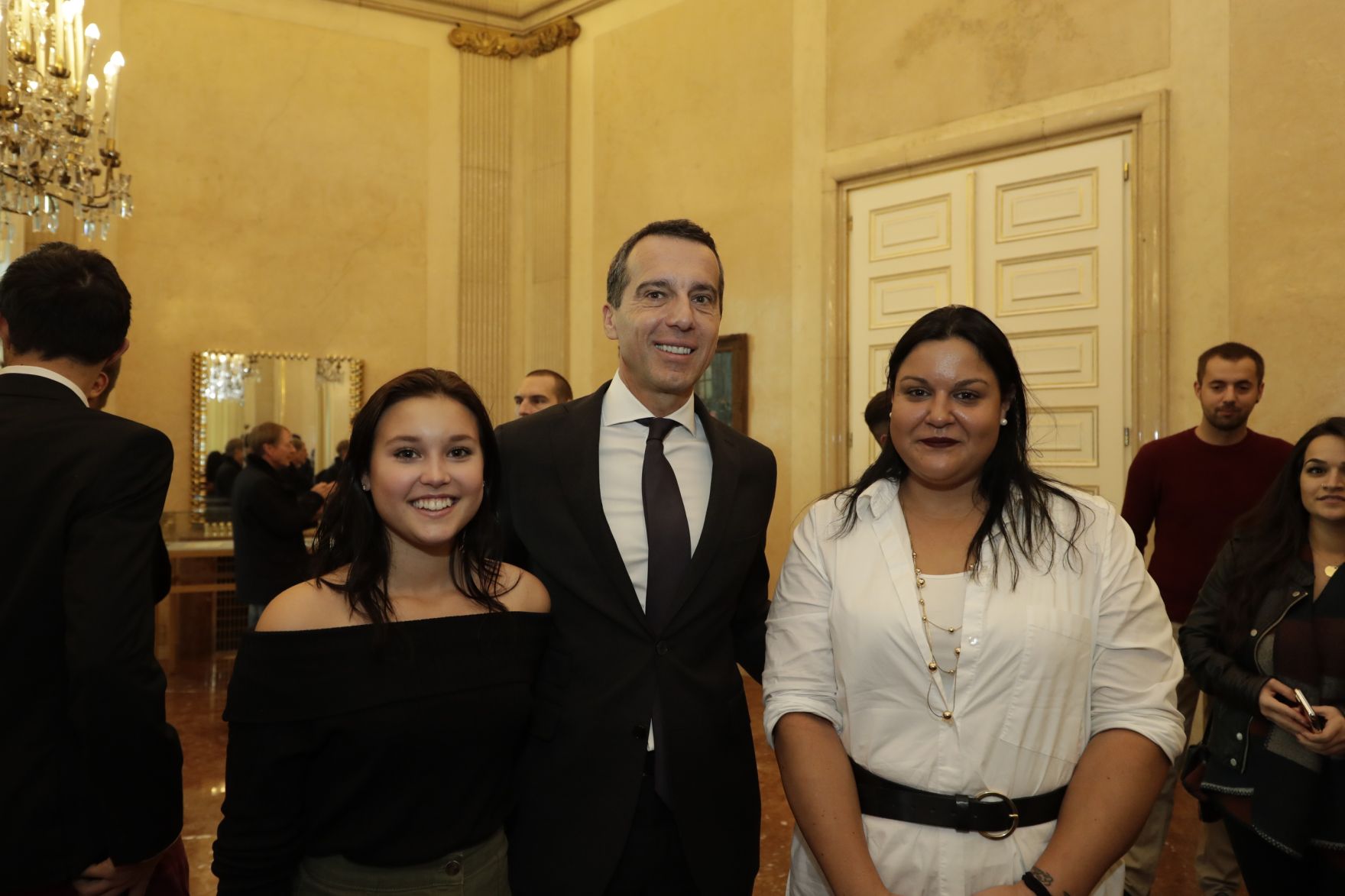 Am 26. Oktober 2016 empfing Bundeskanzler Christian Kern im Rahmen des Nationalfeiertages Besucherinnen und Besucher im Bundeskanzleramt.
