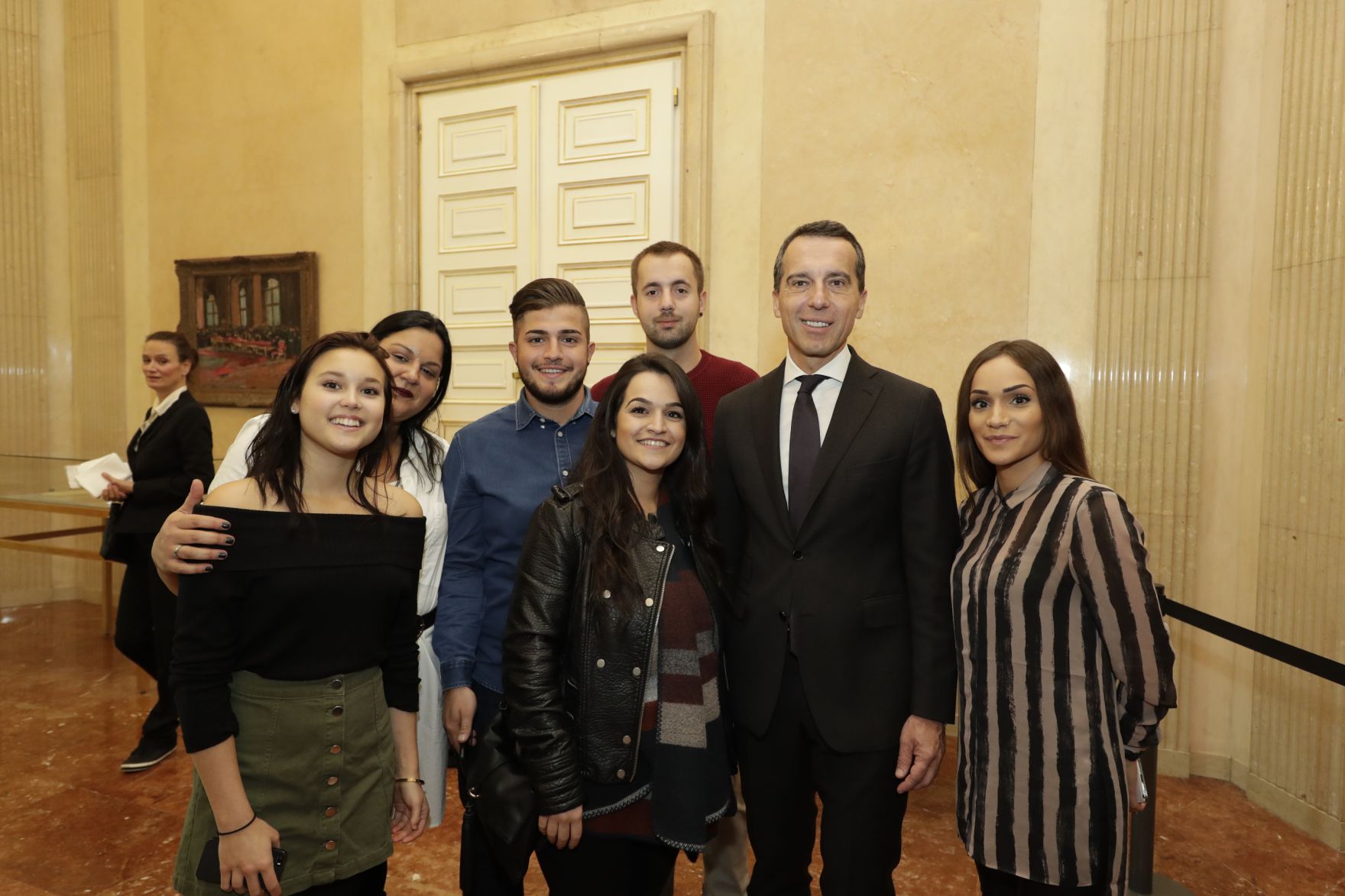 Am 26. Oktober 2016 empfing Bundeskanzler Christian Kern im Rahmen des Nationalfeiertages Besucherinnen und Besucher im Bundeskanzleramt.