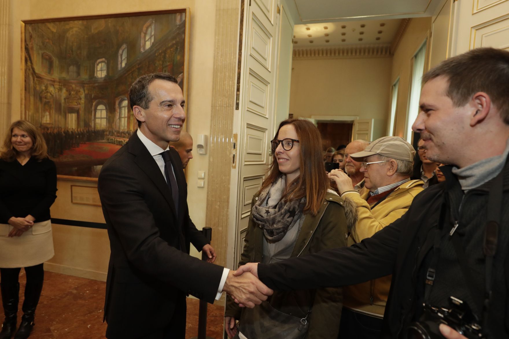 Am 26. Oktober 2016 empfing Bundeskanzler Christian Kern im Rahmen des Nationalfeiertages Besucherinnen und Besucher im Bundeskanzleramt.