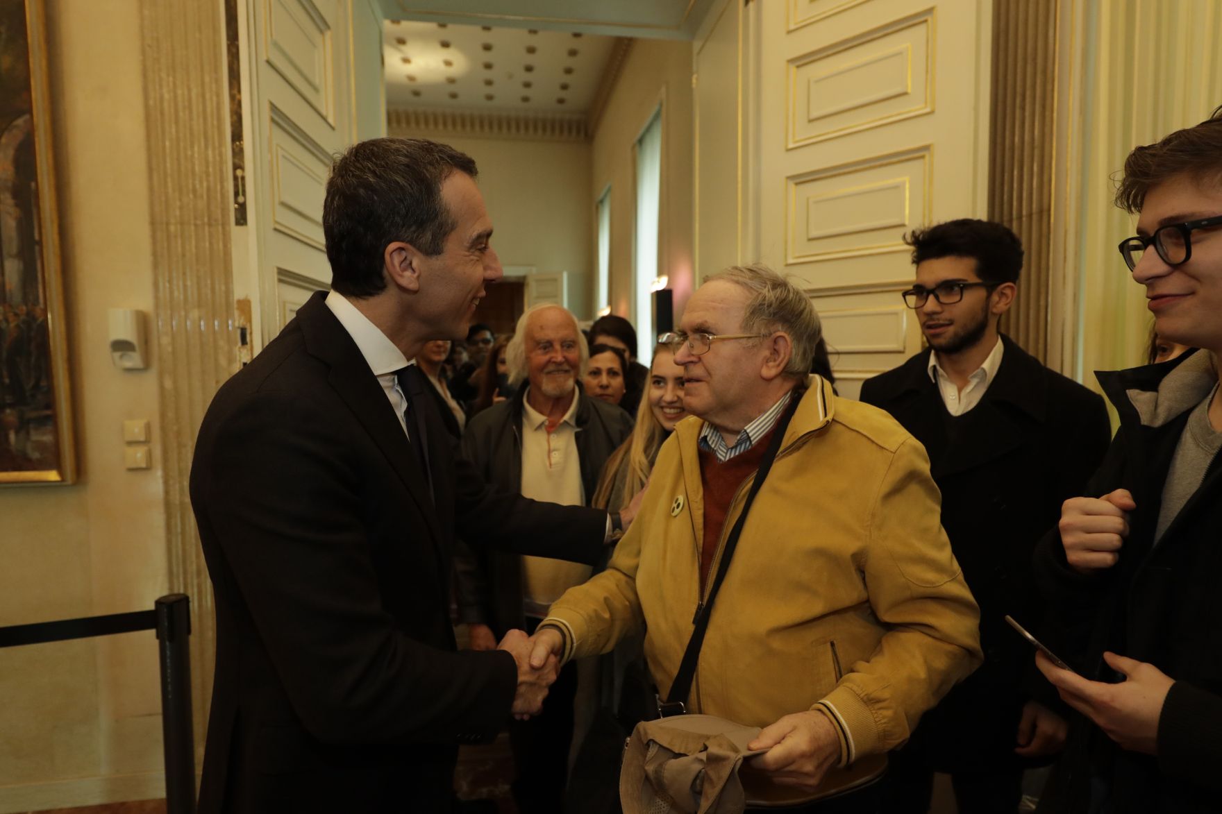 Am 26. Oktober 2016 empfing Bundeskanzler Christian Kern im Rahmen des Nationalfeiertages Besucherinnen und Besucher im Bundeskanzleramt.