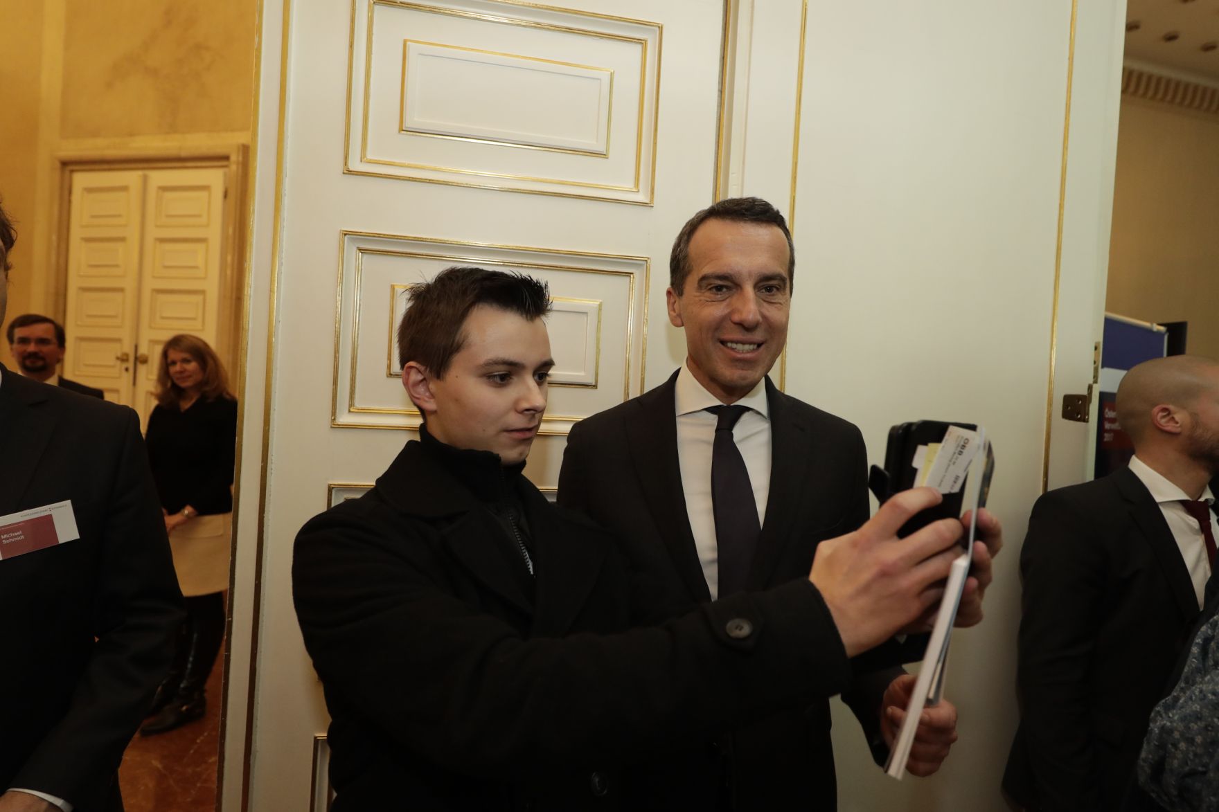 Am 26. Oktober 2016 empfing Bundeskanzler Christian Kern im Rahmen des Nationalfeiertages Besucherinnen und Besucher im Bundeskanzleramt.