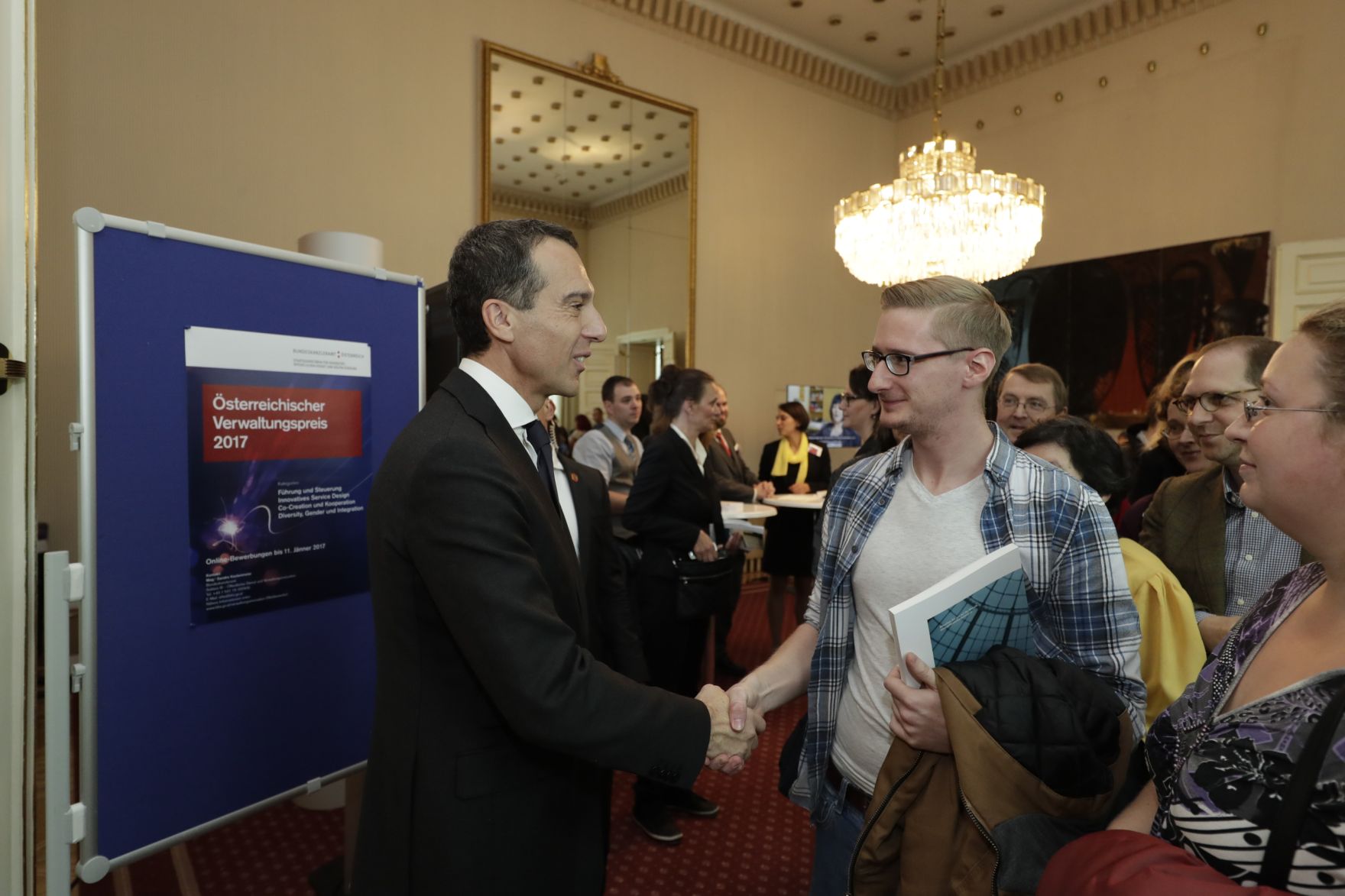 Am 26. Oktober 2016 empfing Bundeskanzler Christian Kern im Rahmen des Nationalfeiertages Besucherinnen und Besucher im Bundeskanzleramt.