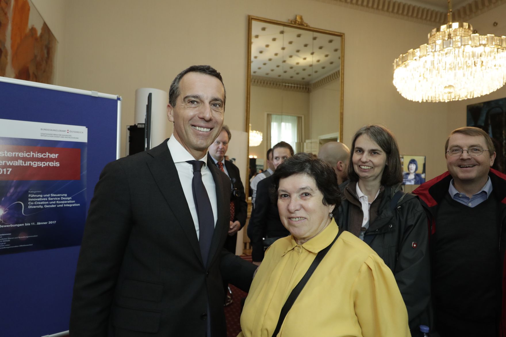 Am 26. Oktober 2016 empfing Bundeskanzler Christian Kern im Rahmen des Nationalfeiertages Besucherinnen und Besucher im Bundeskanzleramt.
