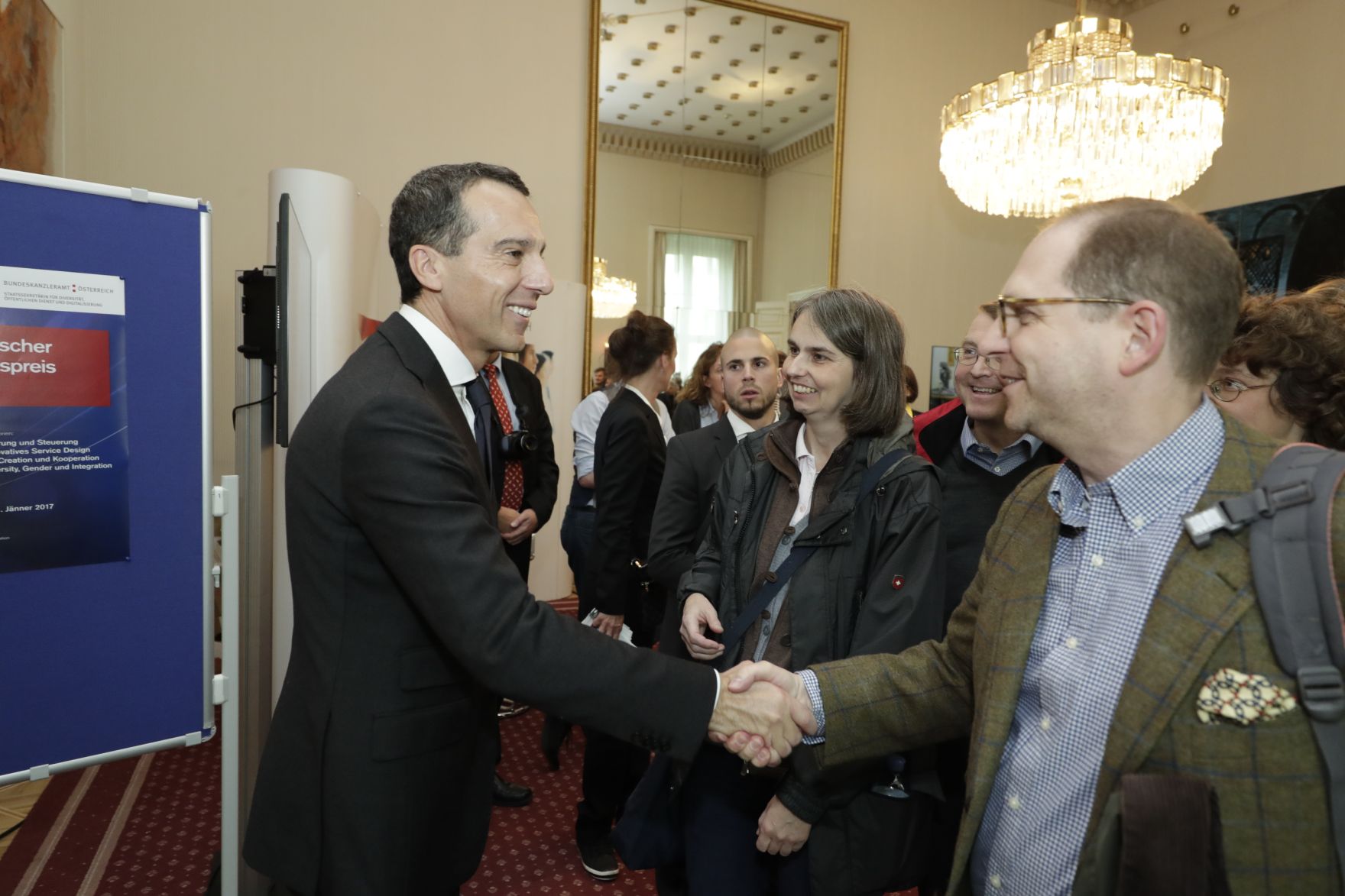 Am 26. Oktober 2016 empfing Bundeskanzler Christian Kern im Rahmen des Nationalfeiertages Besucherinnen und Besucher im Bundeskanzleramt.