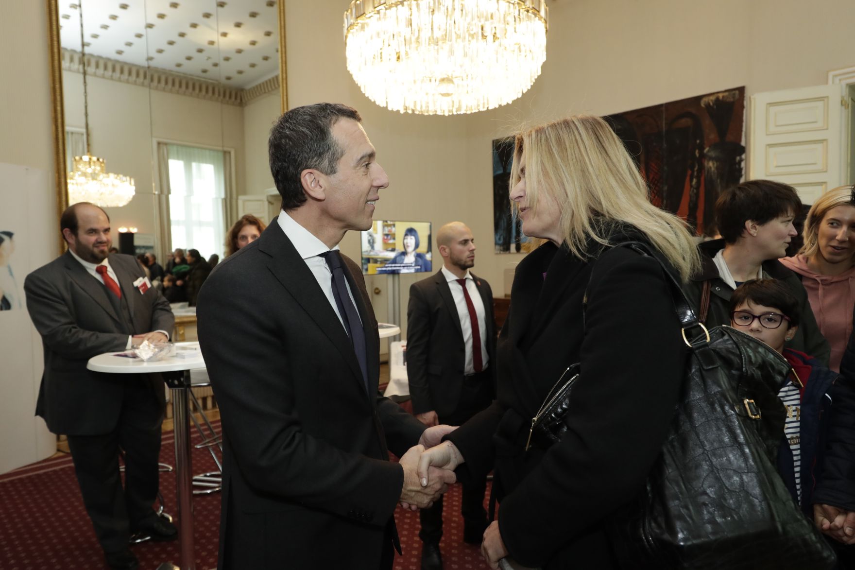 Am 26. Oktober 2016 empfing Bundeskanzler Christian Kern im Rahmen des Nationalfeiertages Besucherinnen und Besucher im Bundeskanzleramt.