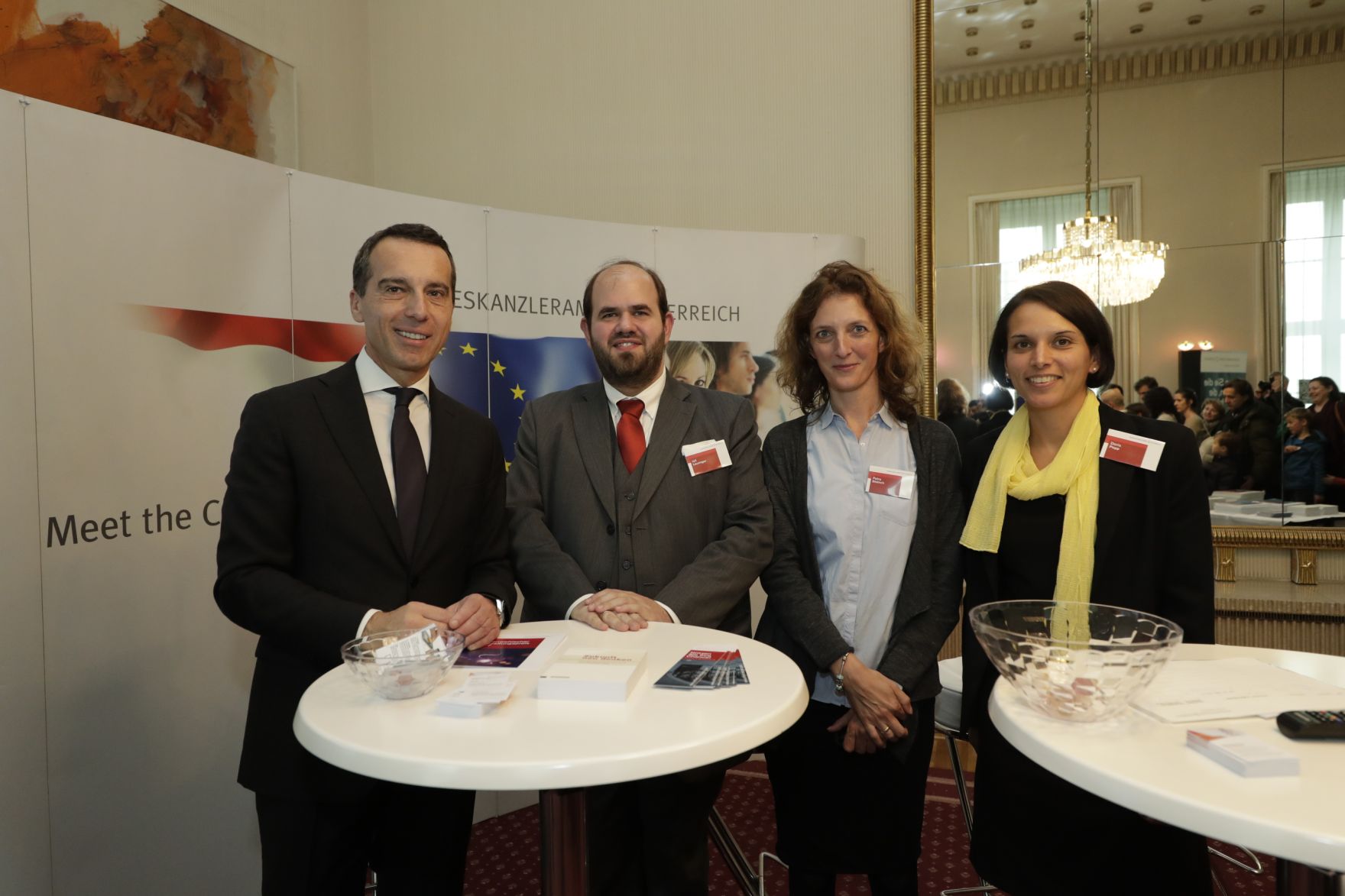 Am 26. Oktober 2016 empfing Bundeskanzler Christian Kern im Rahmen des Nationalfeiertages Besucherinnen und Besucher im Bundeskanzleramt.