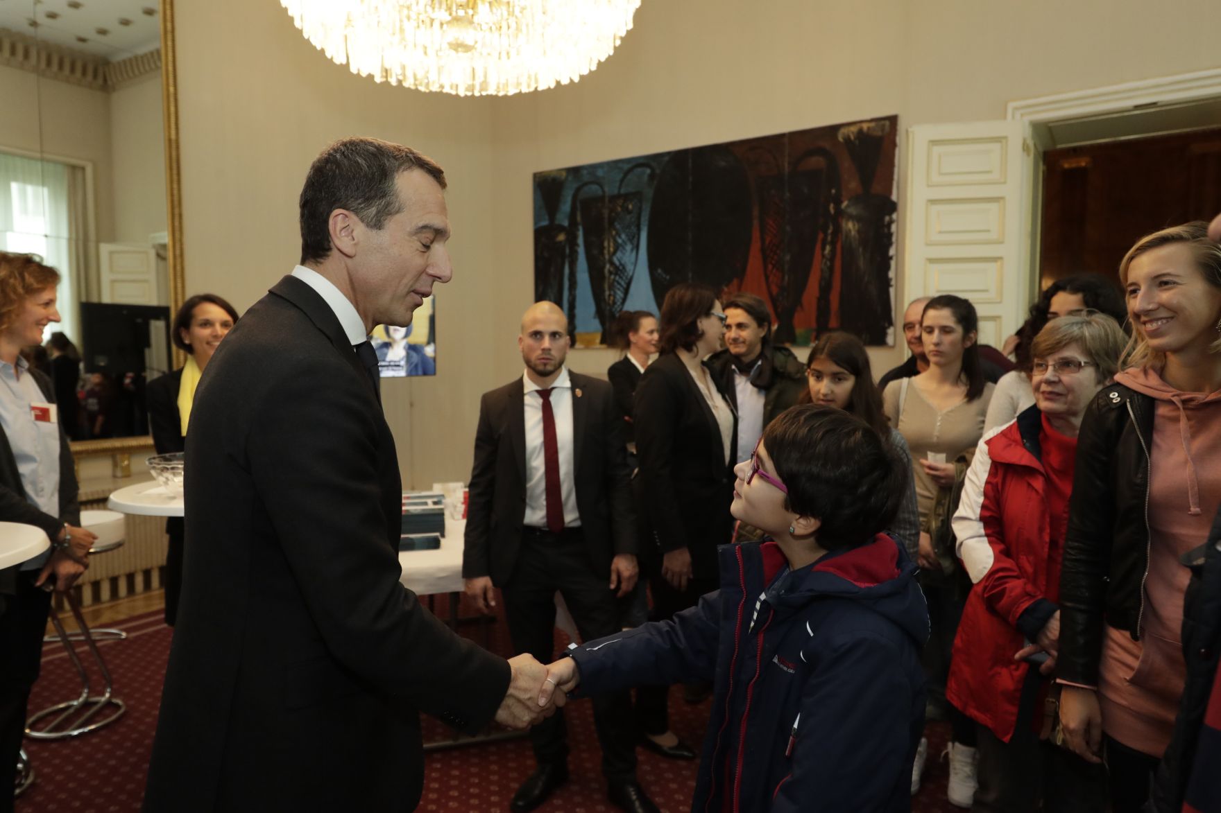 Am 26. Oktober 2016 empfing Bundeskanzler Christian Kern im Rahmen des Nationalfeiertages Besucherinnen und Besucher im Bundeskanzleramt.