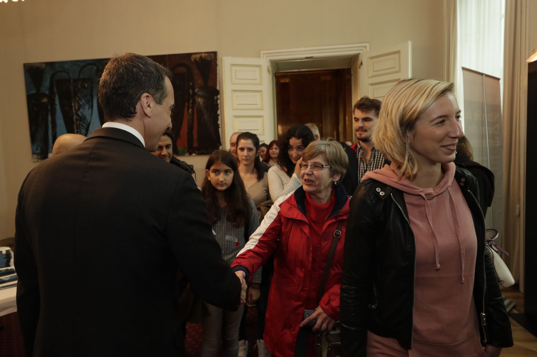 Am 26. Oktober 2016 empfing Bundeskanzler Christian Kern im Rahmen des Nationalfeiertages Besucherinnen und Besucher im Bundeskanzleramt.