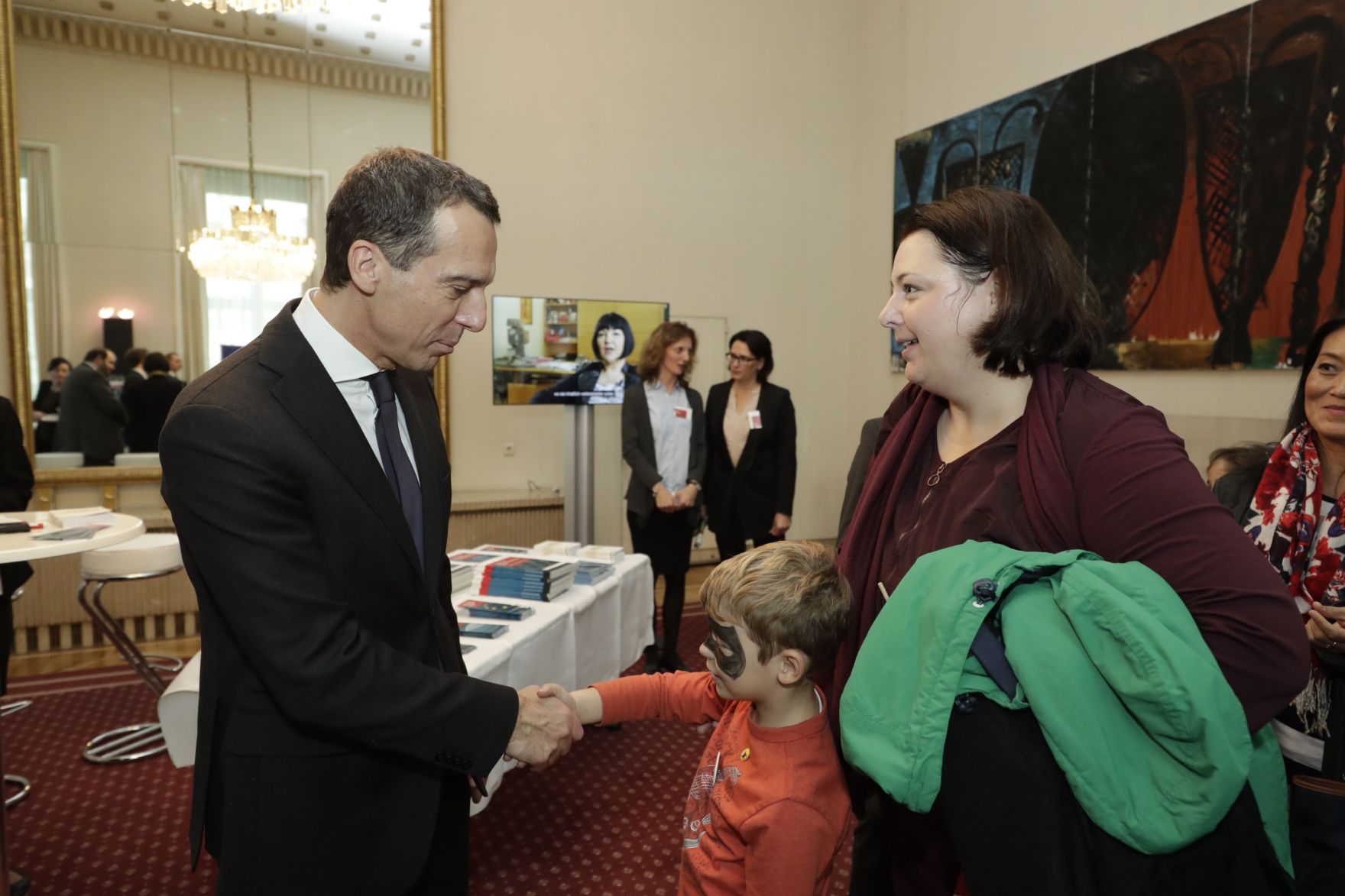 Am 26. Oktober 2016 empfing Bundeskanzler Christian Kern im Rahmen des Nationalfeiertages Besucherinnen und Besucher im Bundeskanzleramt.